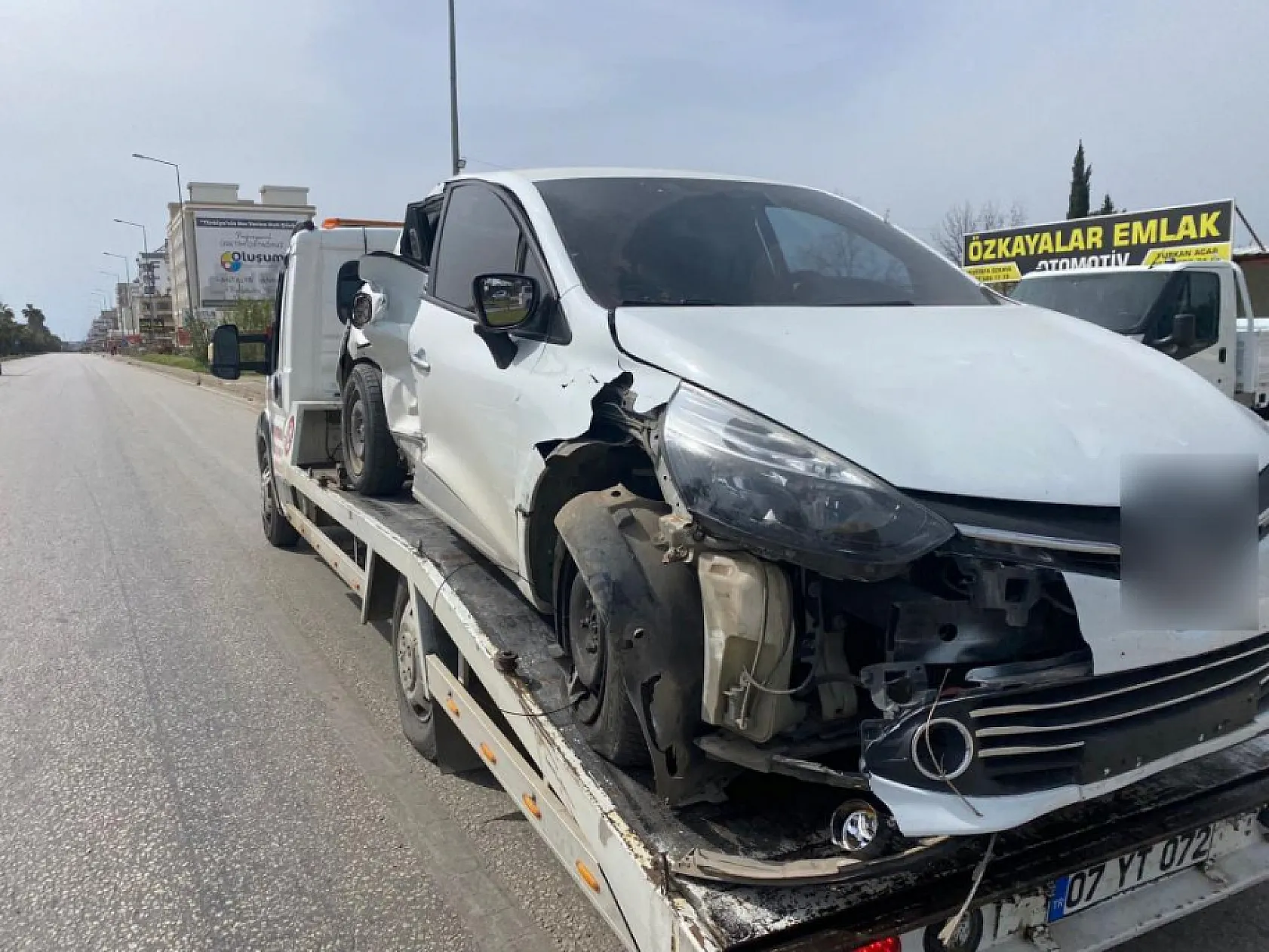 Kazada 2'si çocuk 4 kişi yaralandı, anne gözyaşları döktü