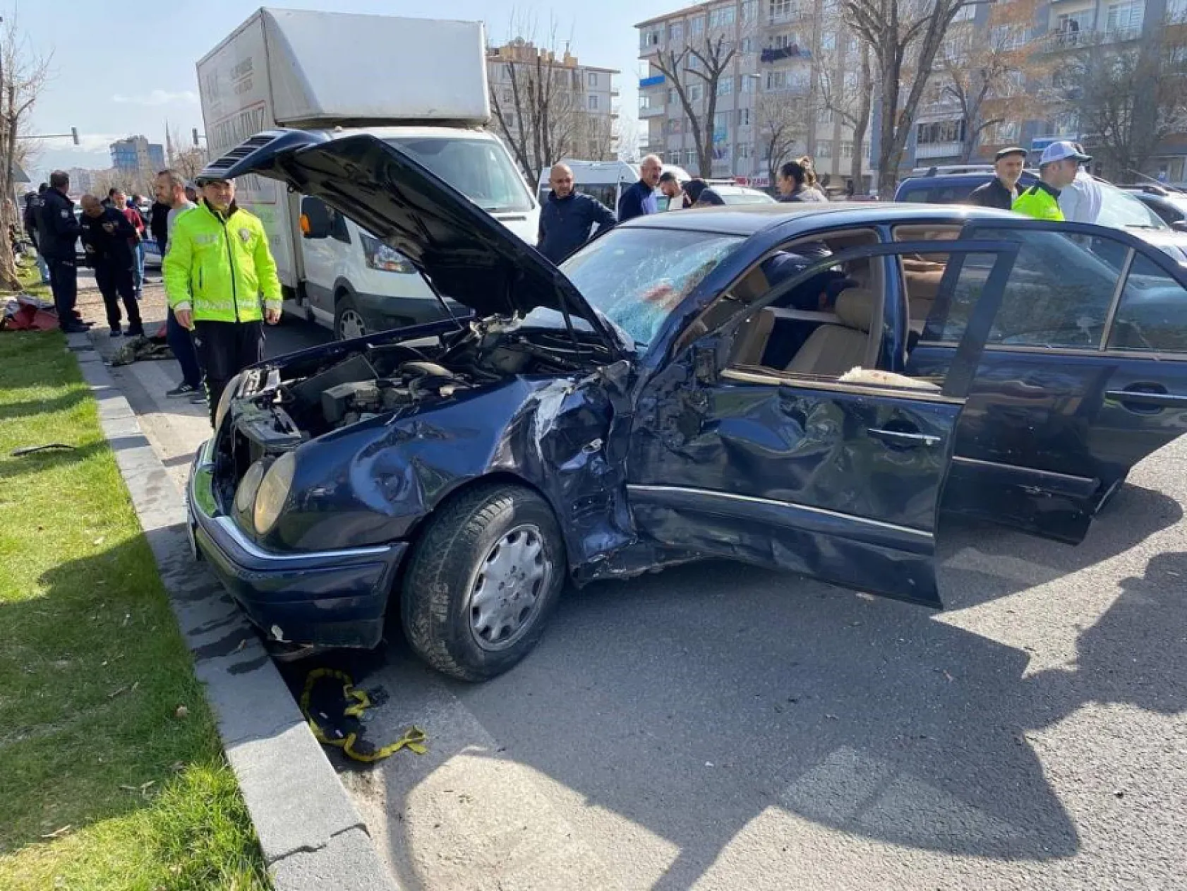 Otomobil ile çarpışan motosikletin savrulduğu kazada 1 kişi öldü