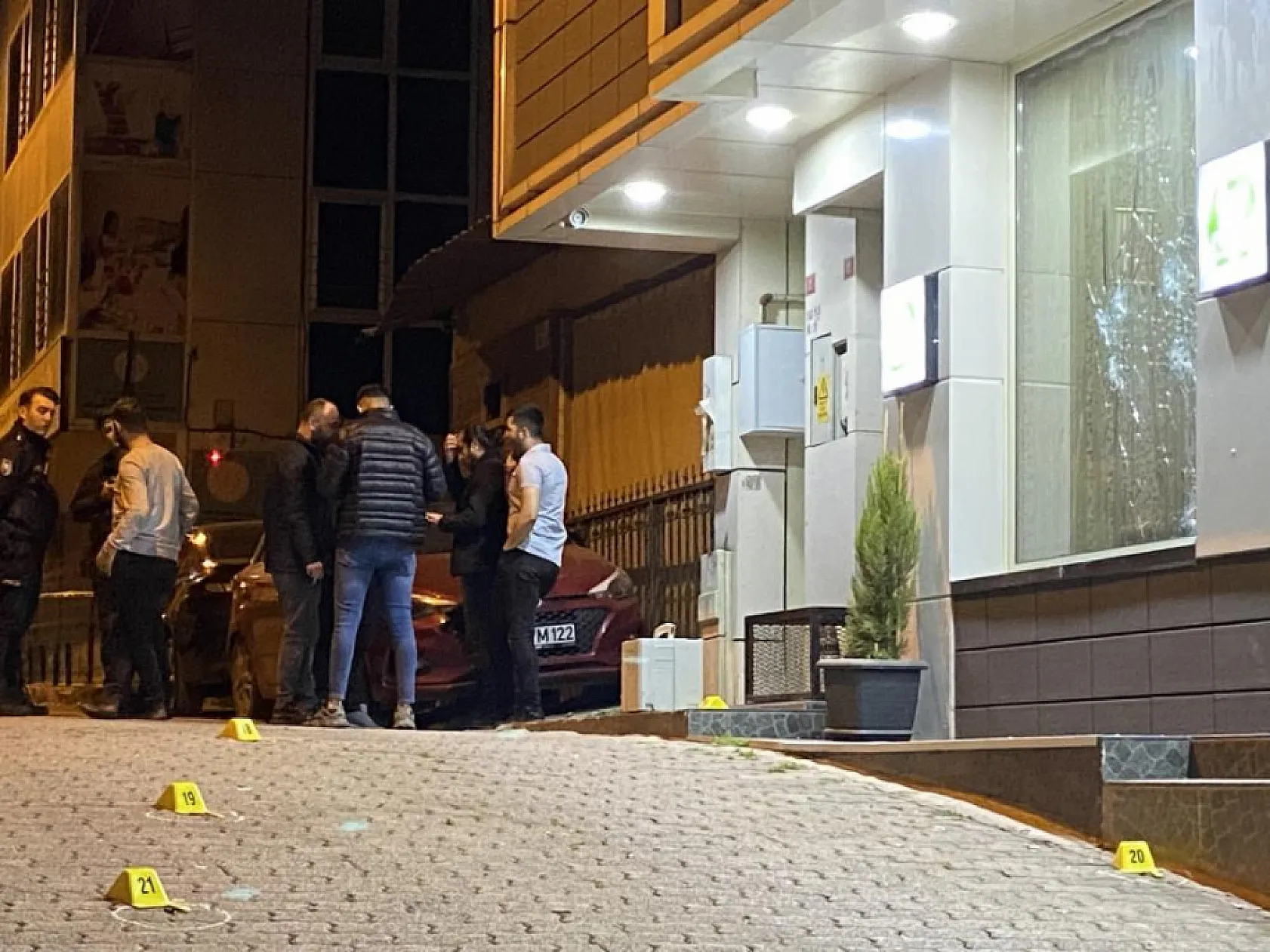 Uzun namlulu silahlarla oteli taradılar, kurşunlar yolcu dolu metrobüse isabet etti