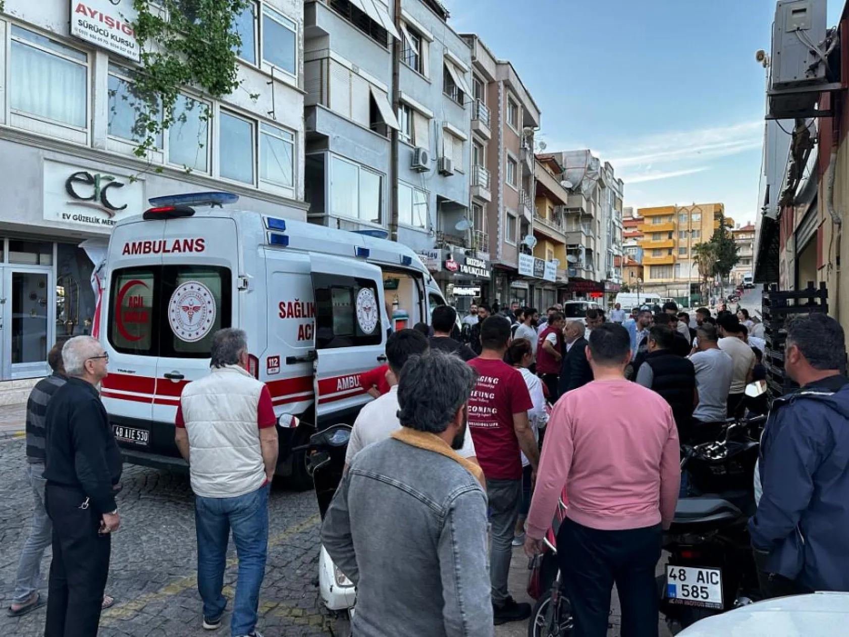 Milas'ta  iki grup arasında çıkan bıçaklı kavgada 3 kişi yaralandı