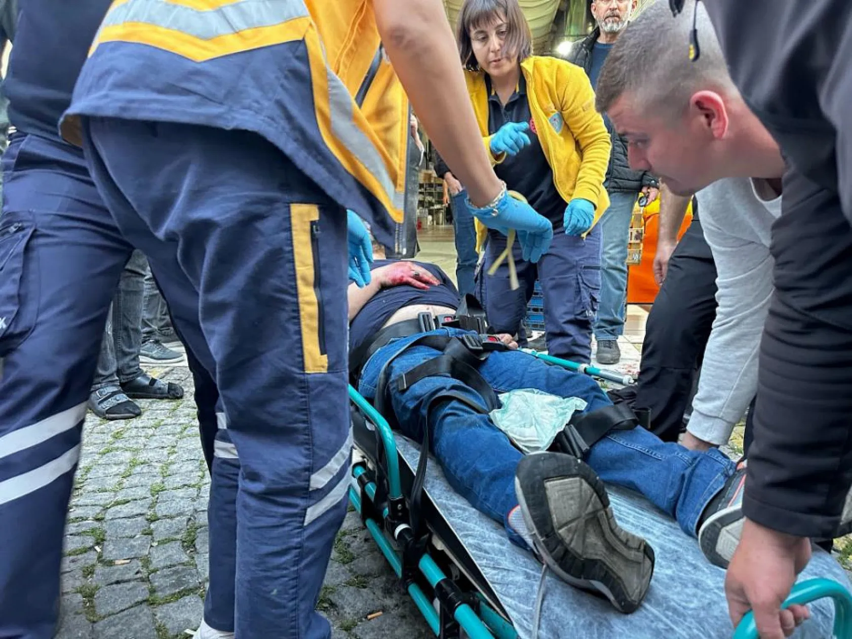 Milas'ta  iki grup arasında çıkan bıçaklı kavgada 3 kişi yaralandı