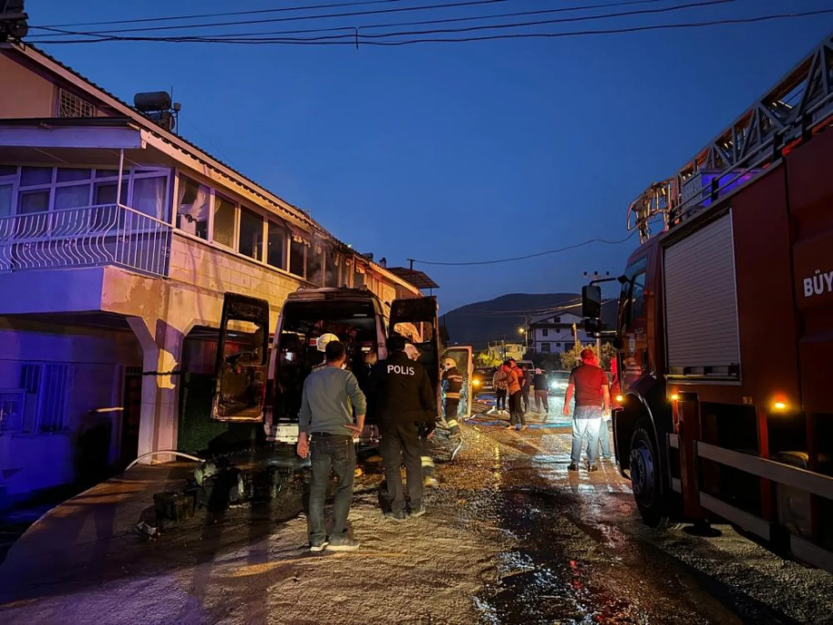 Fethiye'de minibüste yangın çıktı! Alevleri yanındaki binaya sıçradı