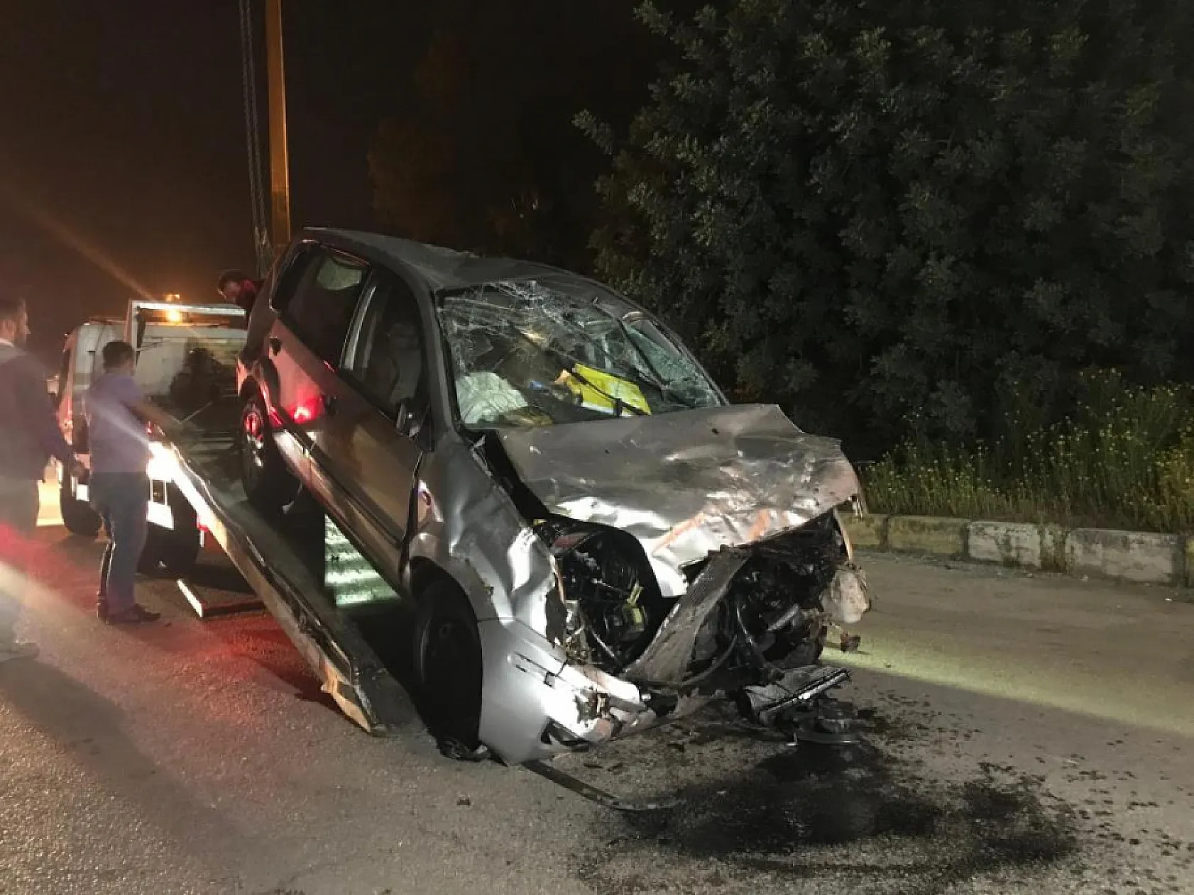 15 metrelik uçurumdan uçtular, hayatlarını ağaç kurtardı