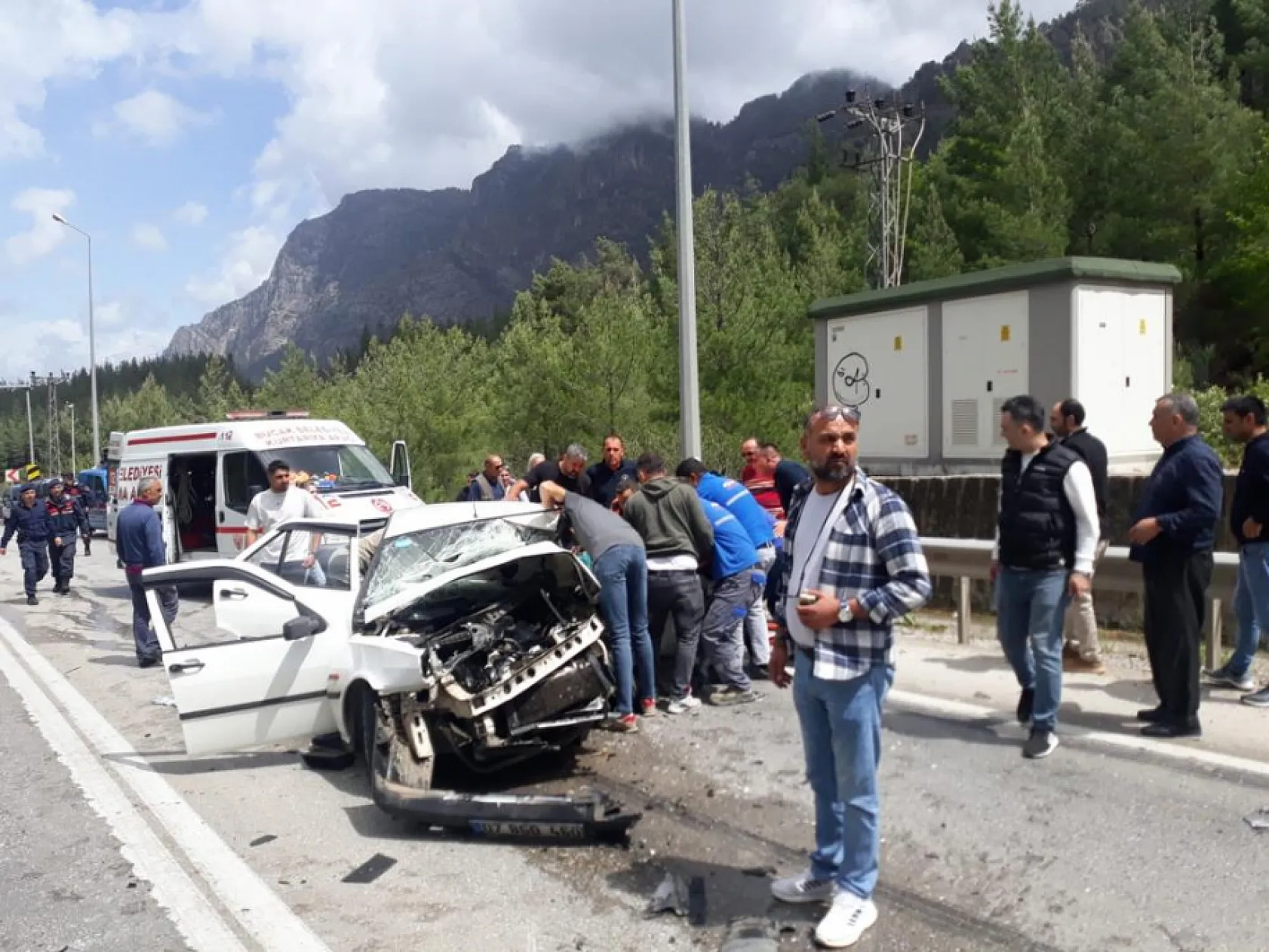 2 otomobil kafa kafaya çarpıştı: 1 ölü, 7 yaralı