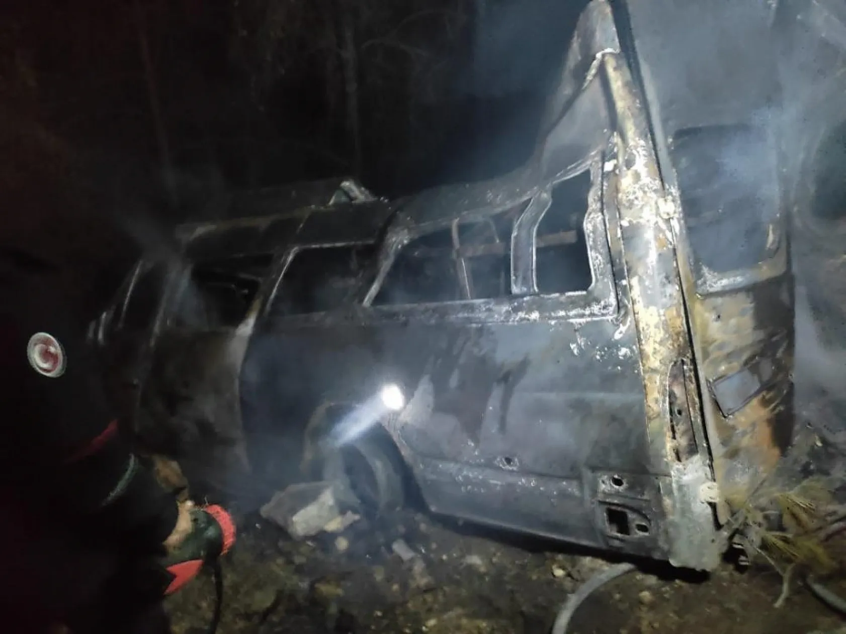 Tarım işçilerini taşıyan minibüs uçuruma düşüp yandı: 3 kişi hayatını kaybetti, 18 kişi yaralandı