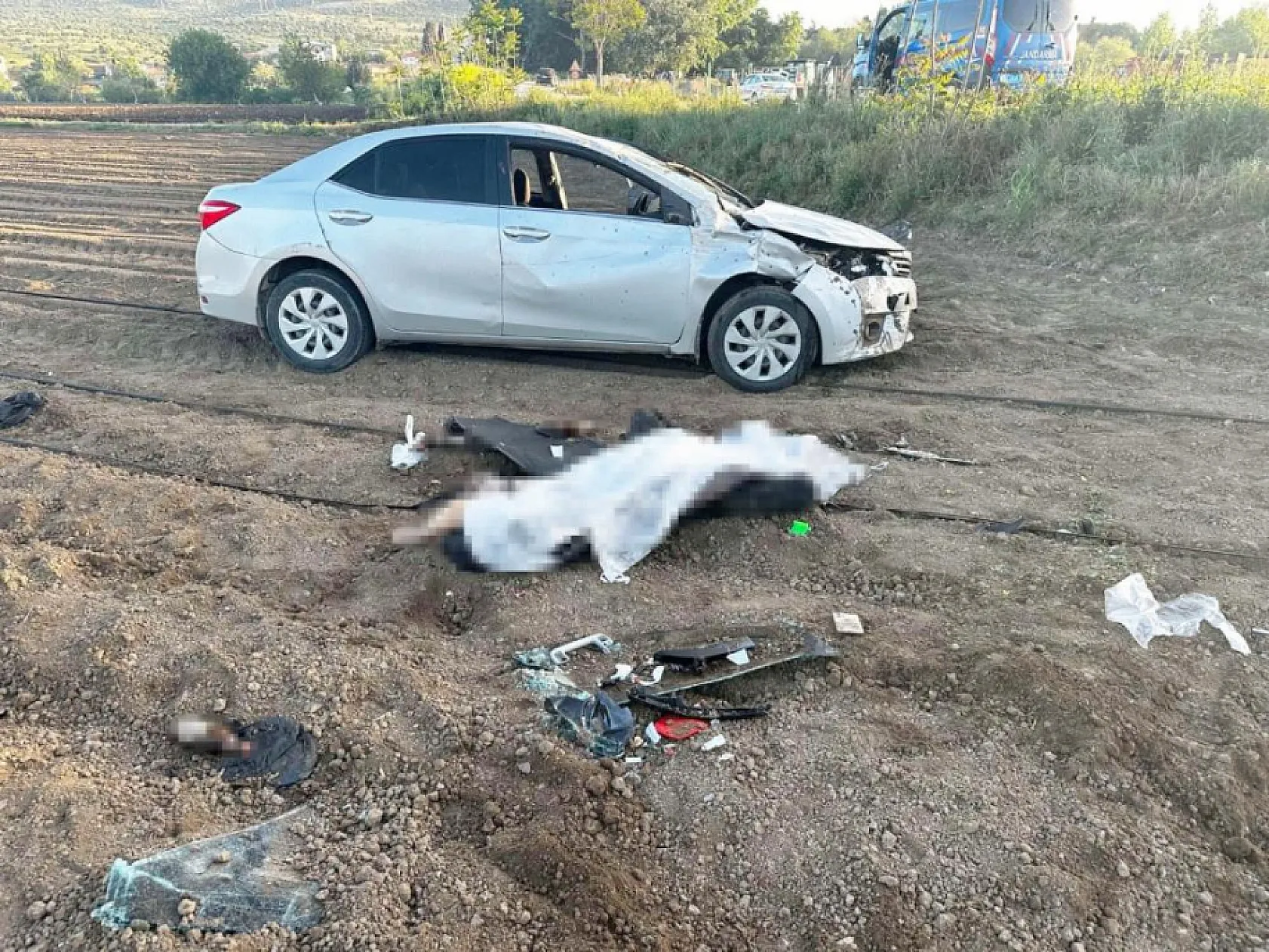 Feci Kaza Taklalar atarak tarlaya uçan genç sürücü hayatını kaybetti, 2 kişi de yaralandı