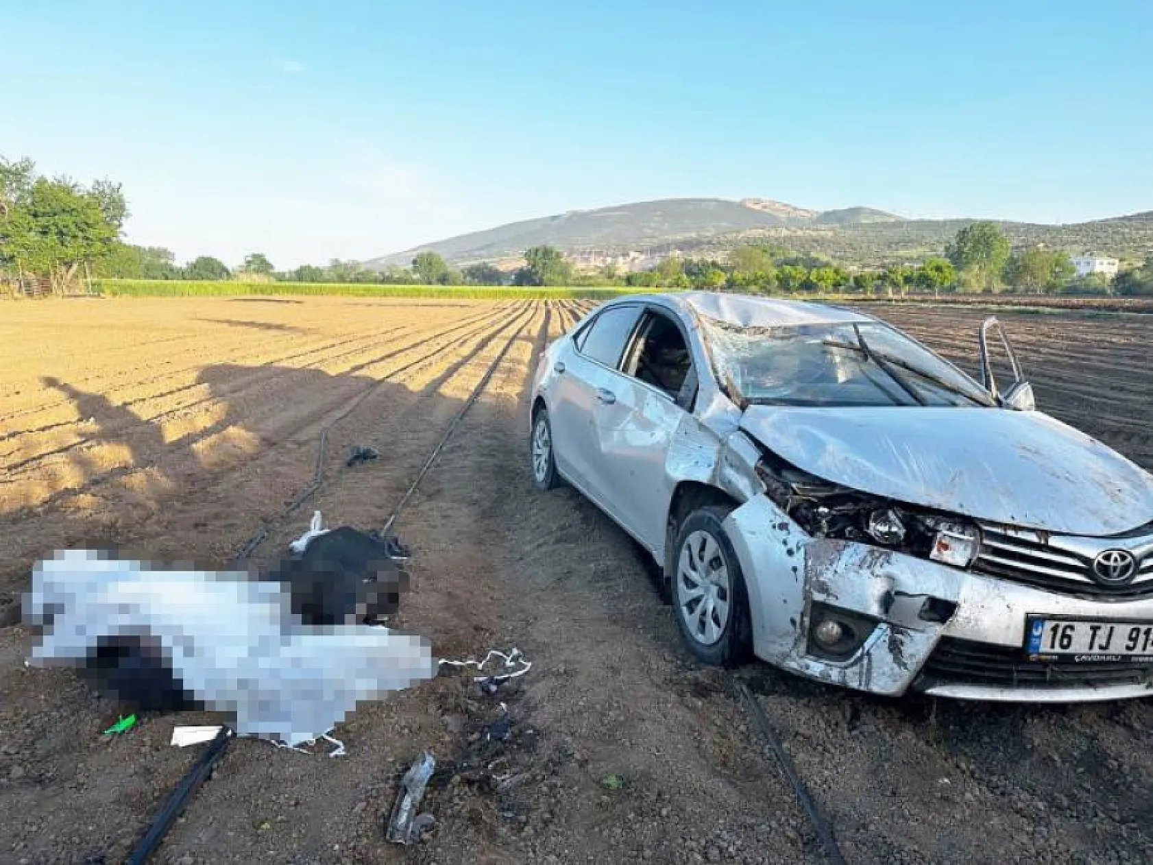 Feci Kaza Taklalar atarak tarlaya uçan genç sürücü hayatını kaybetti, 2 kişi de yaralandı