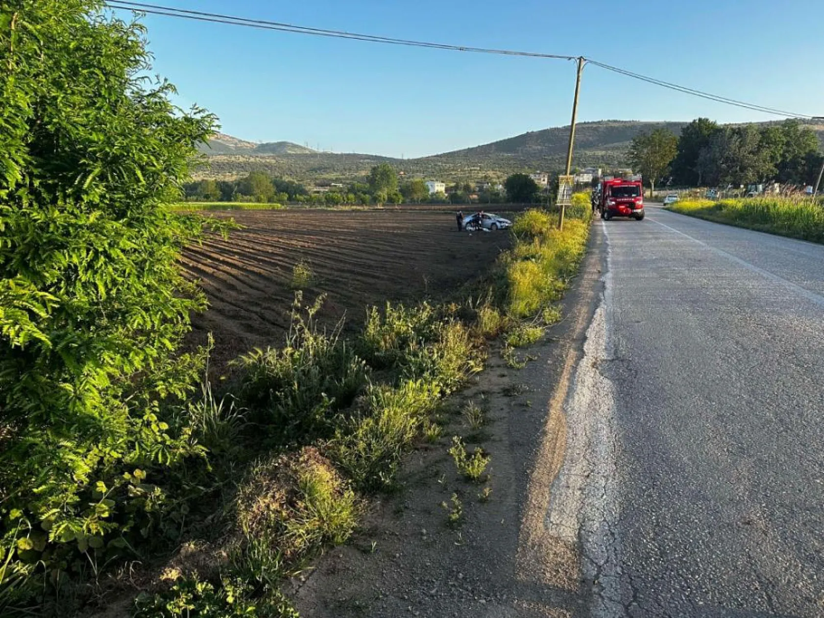 Feci Kaza Taklalar atarak tarlaya uçan genç sürücü hayatını kaybetti, 2 kişi de yaralandı