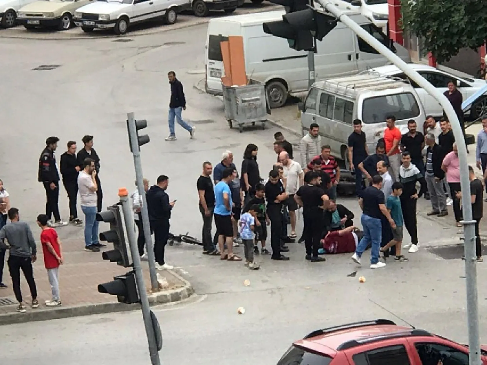 Kırmızı ışık ihlali yapıp motosiklete çarptı, aracından bile inmeden kaçtı