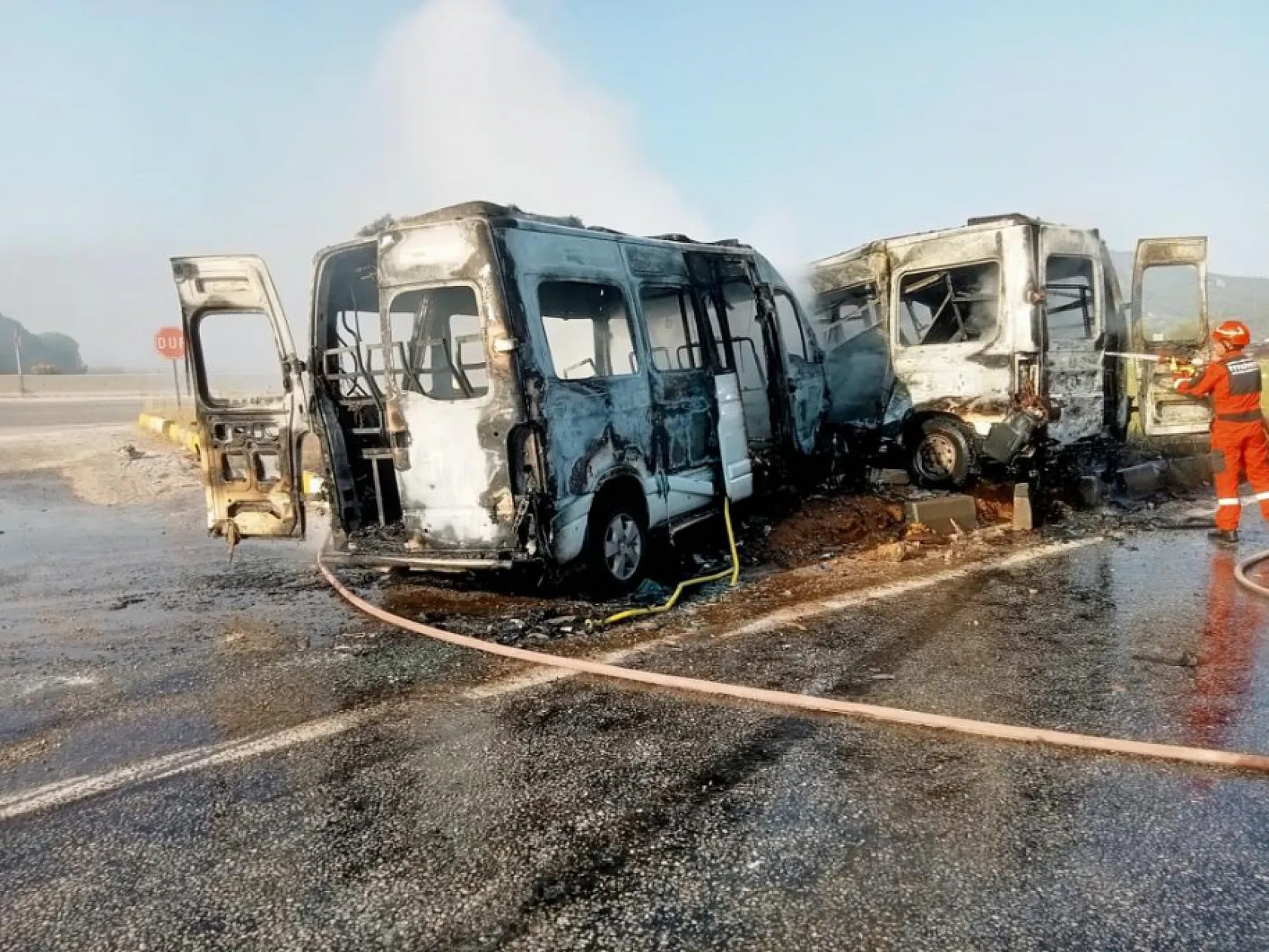 Muğla'da iki minibüs çarpıştı, 4'ü ağır 14 yaralı