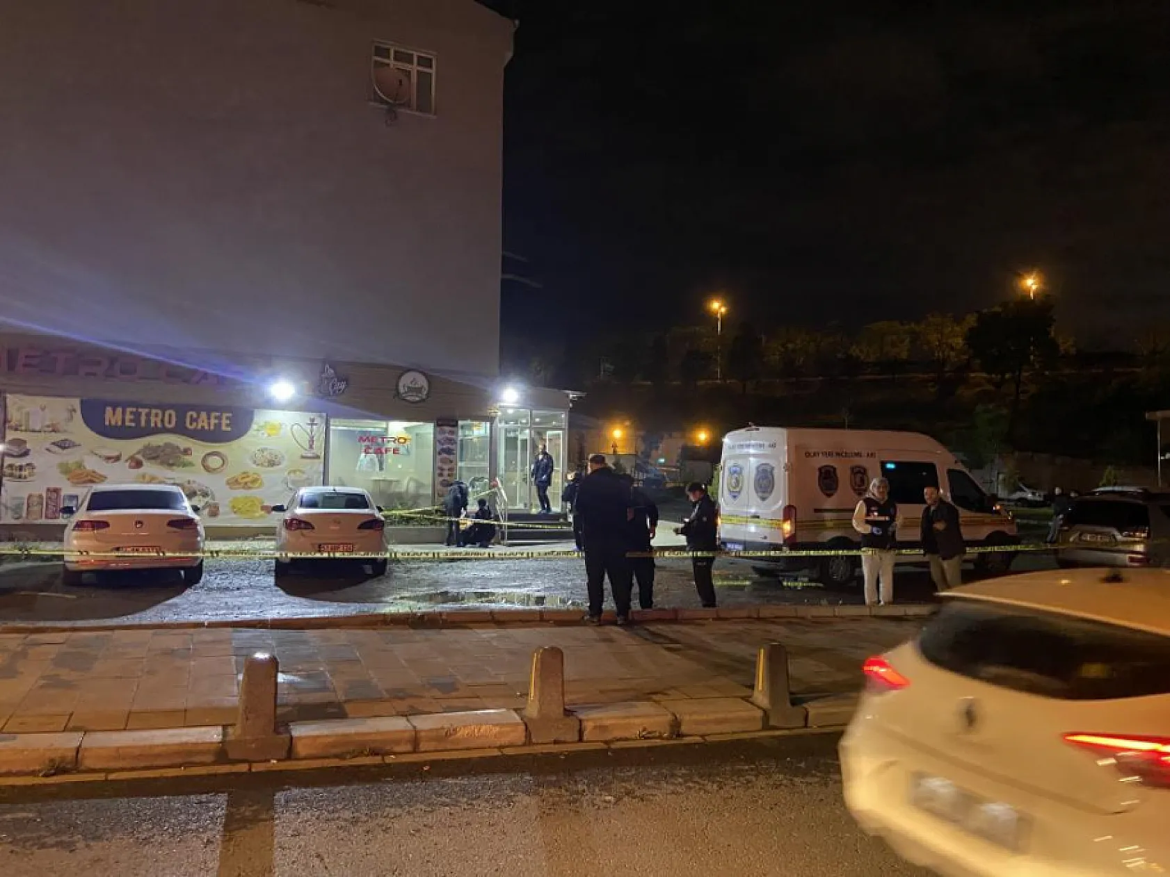 Kafeye silahlı saldırı: 1'i ağır 3 yaralı