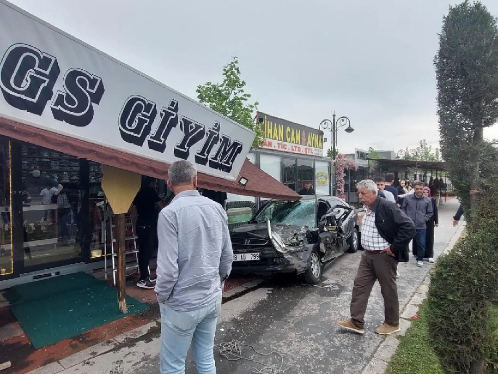 Kontrolden çıkan kamyon ortalığı savaş alanına çevirdi