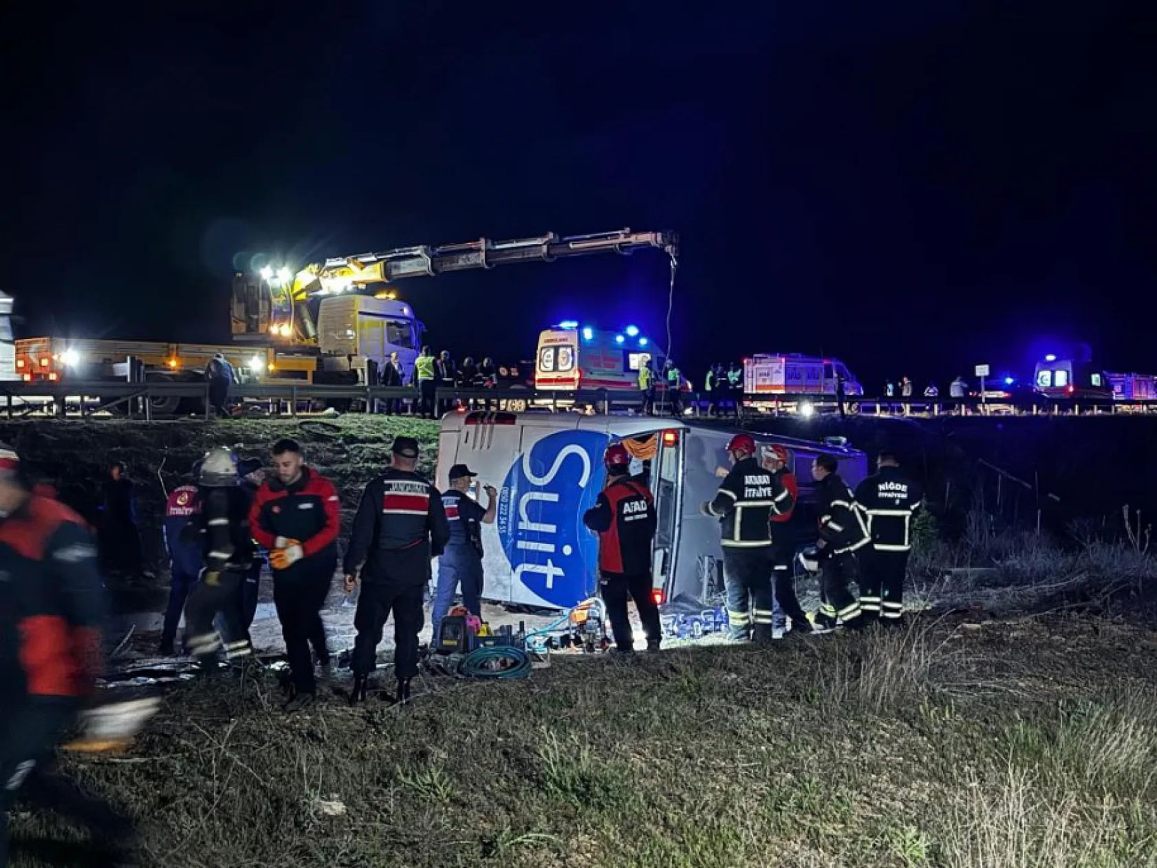 İnanılmaz kaza! Otobüsün şarampole devrilmesi sonucu 2 ölü ve onlarca yaralı..