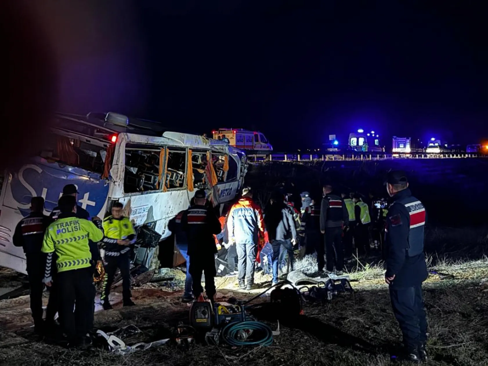 İnanılmaz kaza! Otobüsün şarampole devrilmesi sonucu 2 ölü ve onlarca yaralı..