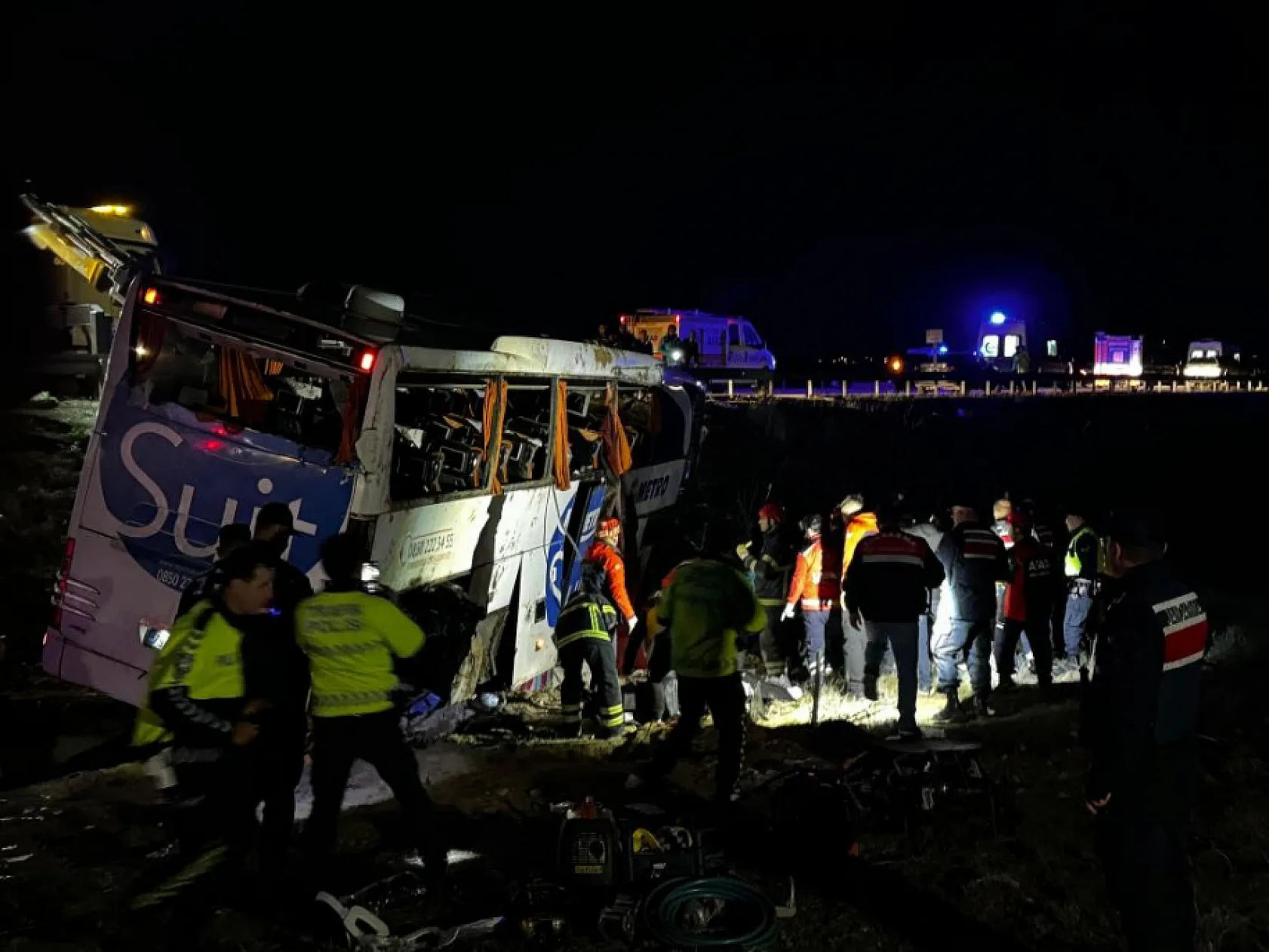İnanılmaz kaza! Otobüsün şarampole devrilmesi sonucu 2 ölü ve onlarca yaralı..