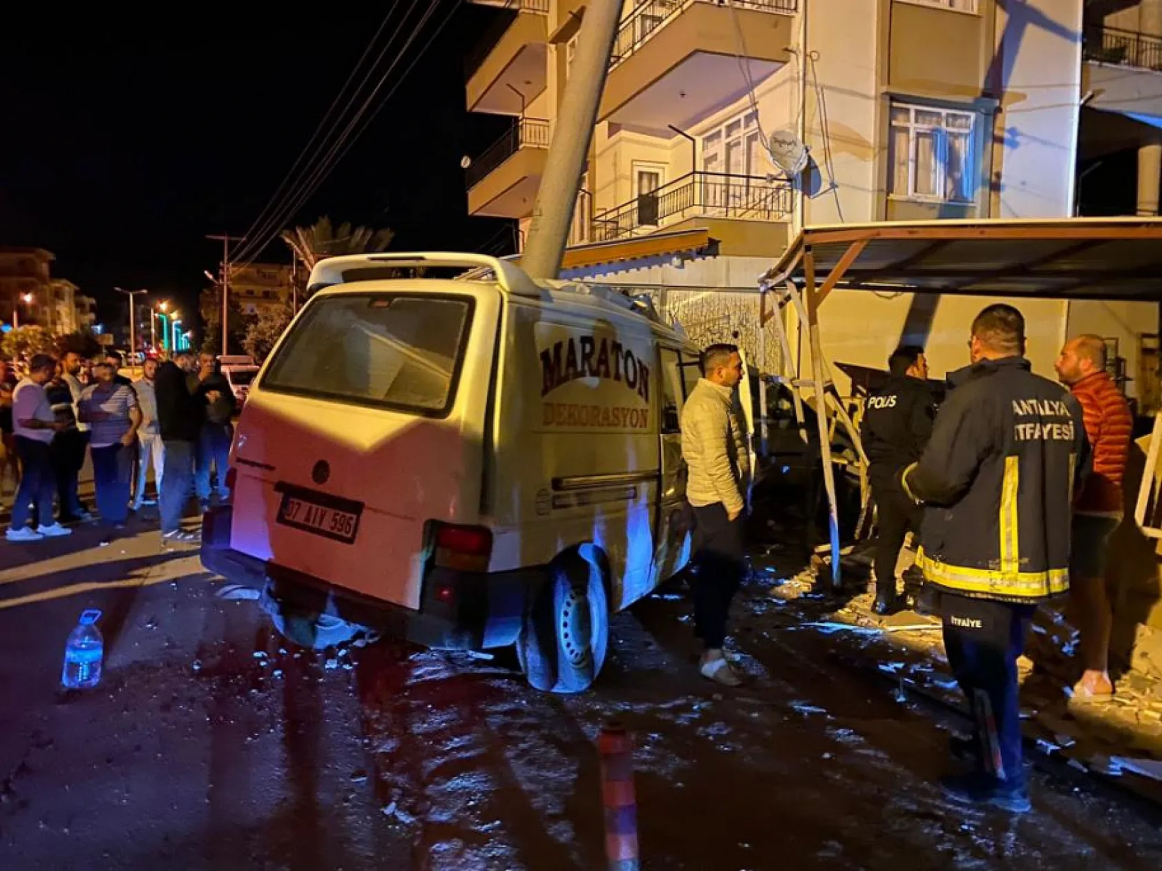 Kontrolden çıkan kamyonet elektrik direğine çarptı, 3 yaralı