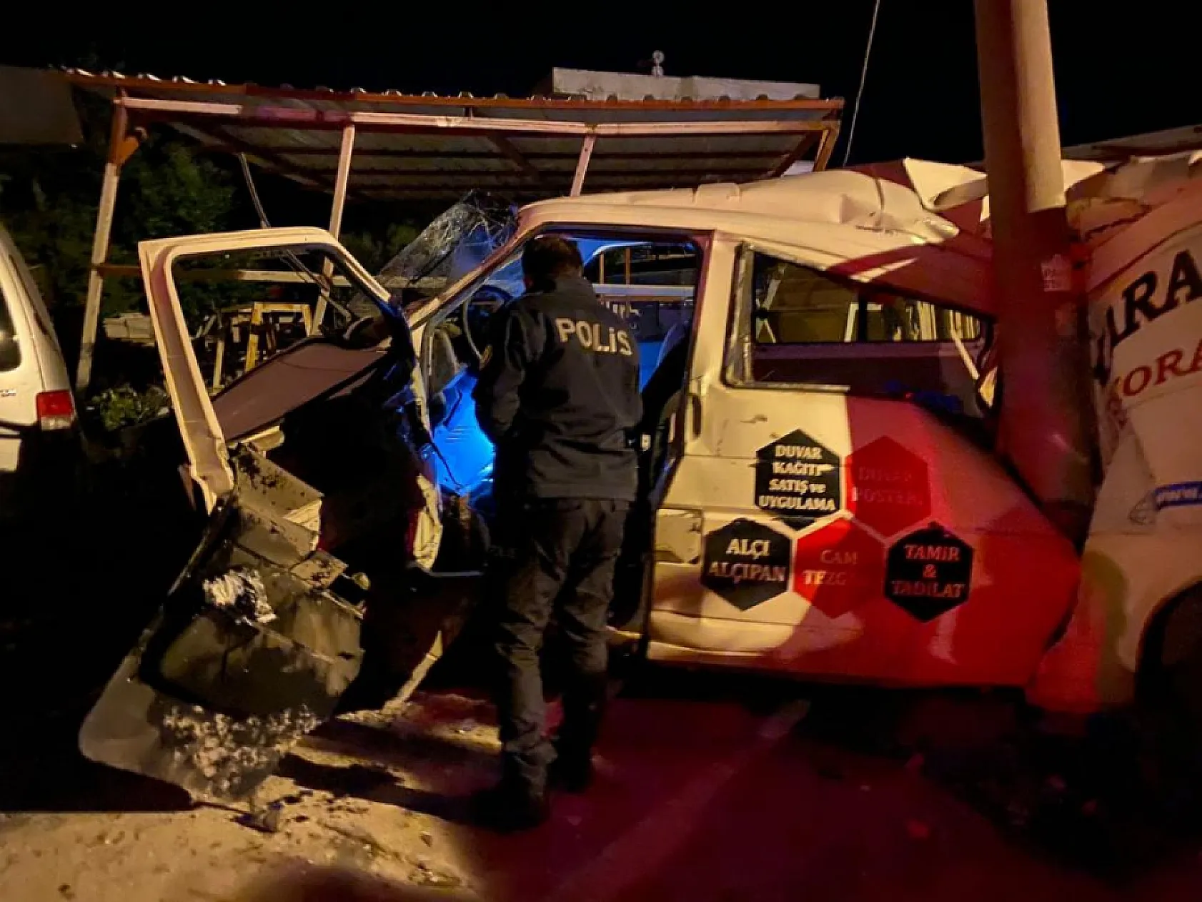 Kontrolden çıkan kamyonet elektrik direğine çarptı, 3 yaralı