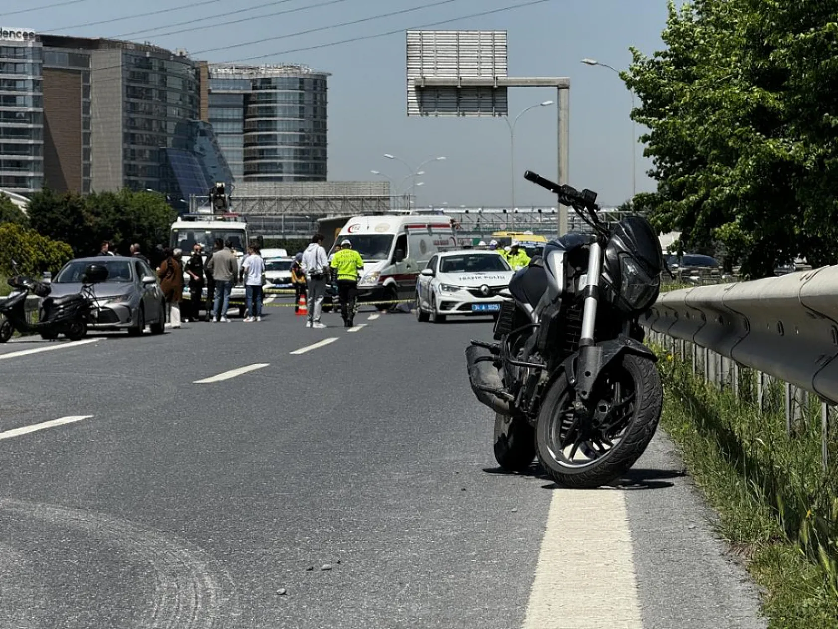 'Makas' faciası: Motosiklet sürücüsü bariyere çarptı, arkadaşı hayatını kaybetti