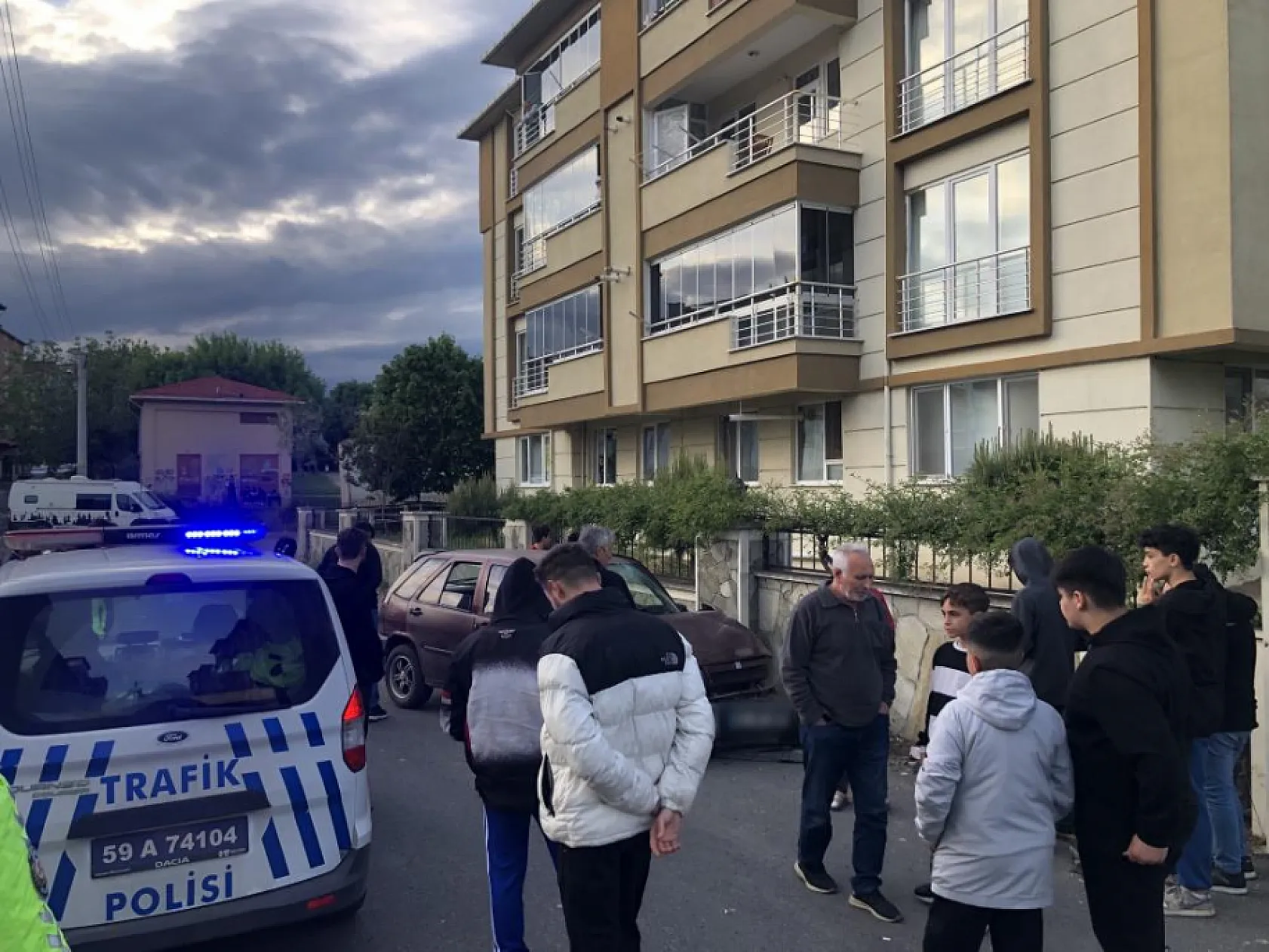 17 yaşındaki ehliyetsiz sürücü izinsiz aldığı arabayla kaza yaptı