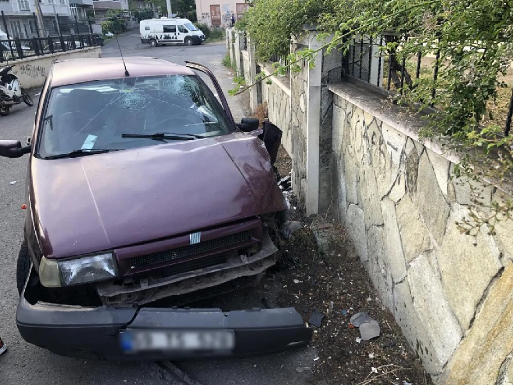 17 yaşındaki ehliyetsiz sürücü izinsiz aldığı arabayla kaza yaptı