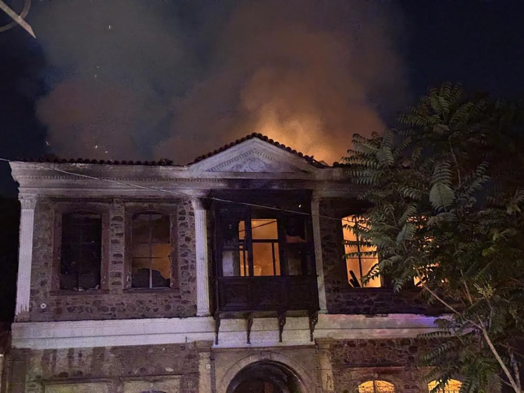 Alev alev yanan tarihi bina küle döndü