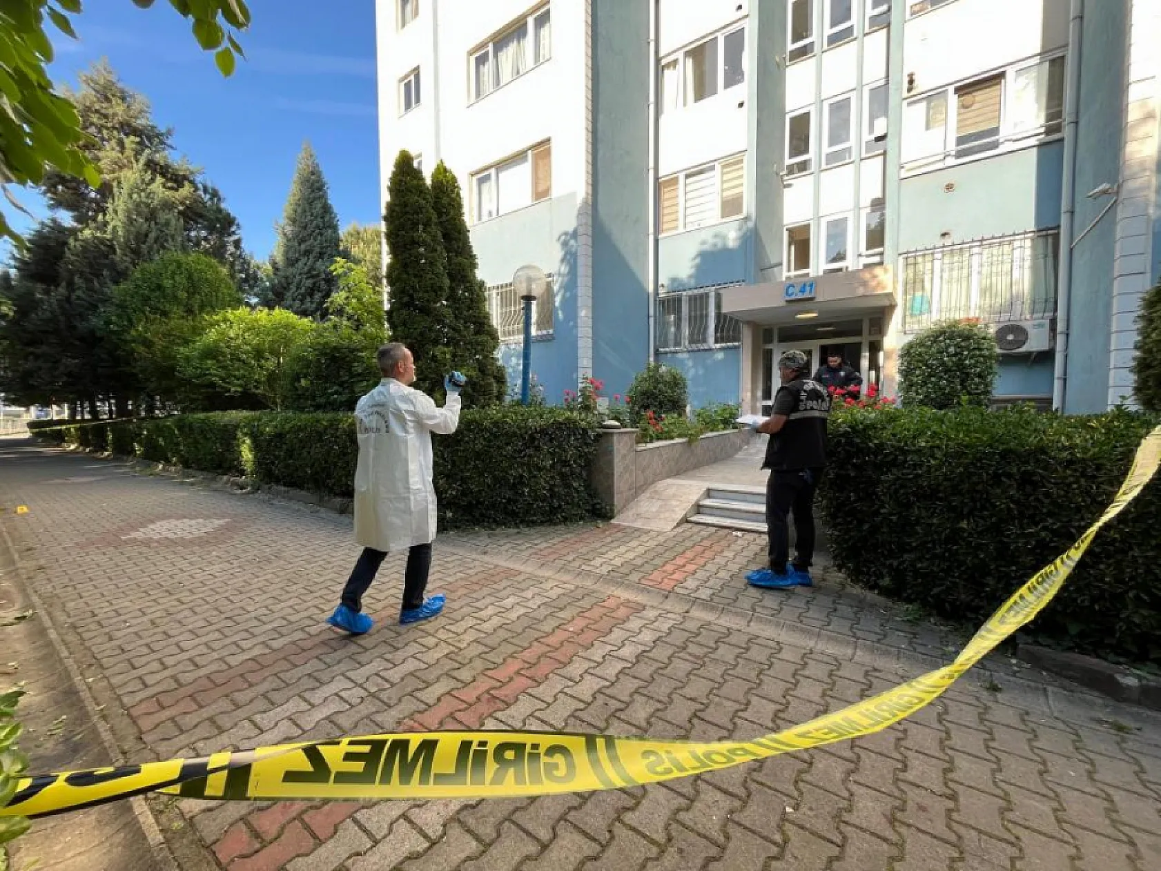 Komşusunu eşi ve çocuğunun gözü önünde tabancayla vurdu
