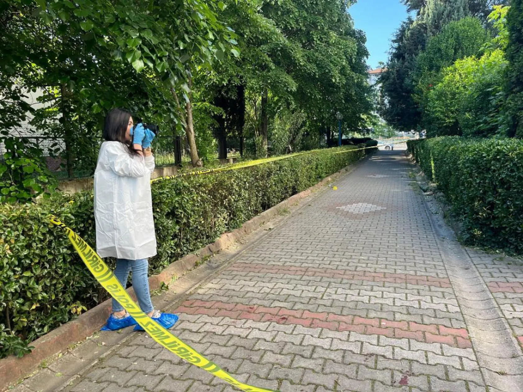 Komşusunu eşi ve çocuğunun gözü önünde tabancayla vurdu