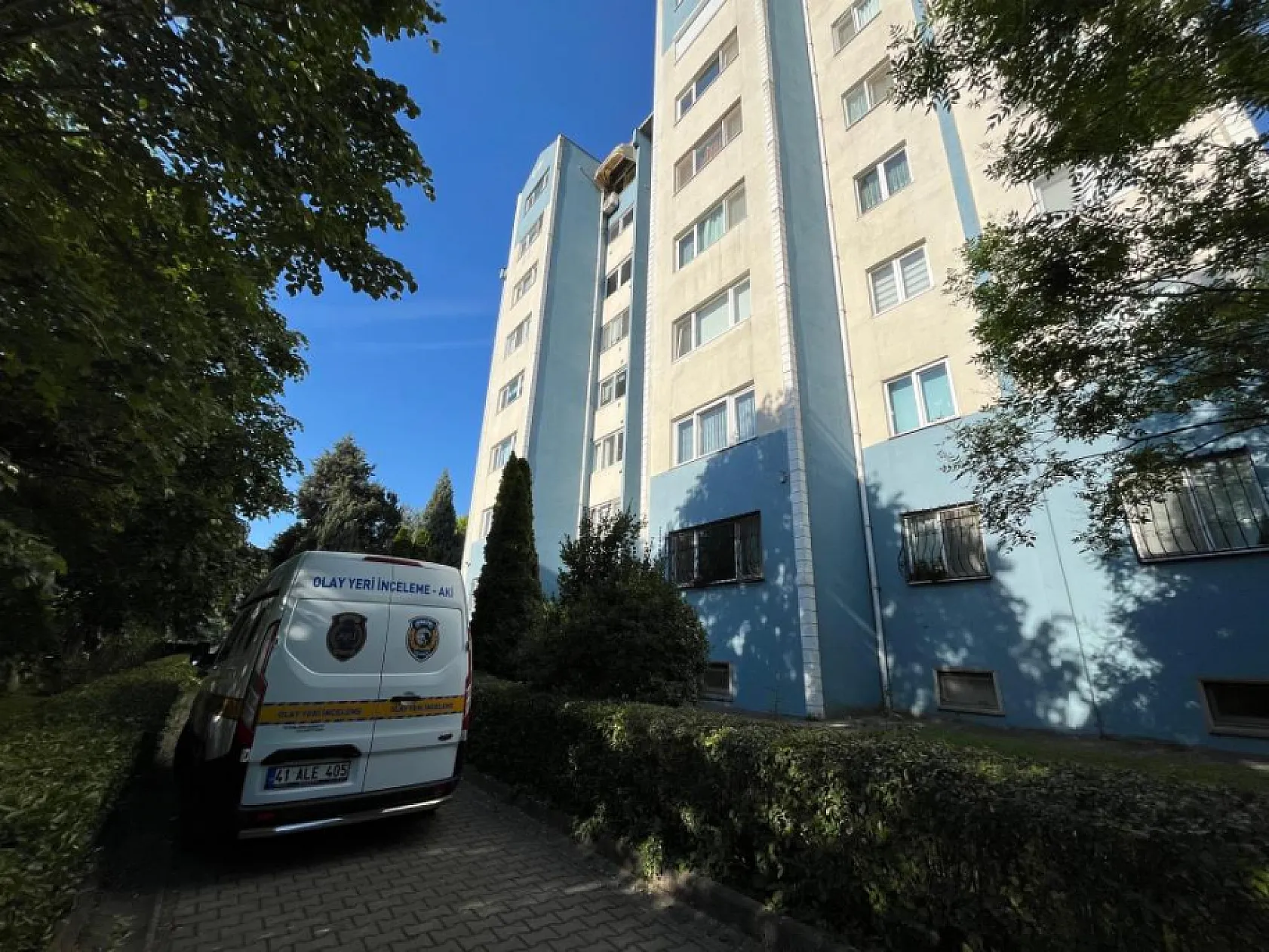 Komşusunu eşi ve çocuğunun gözü önünde tabancayla vurdu