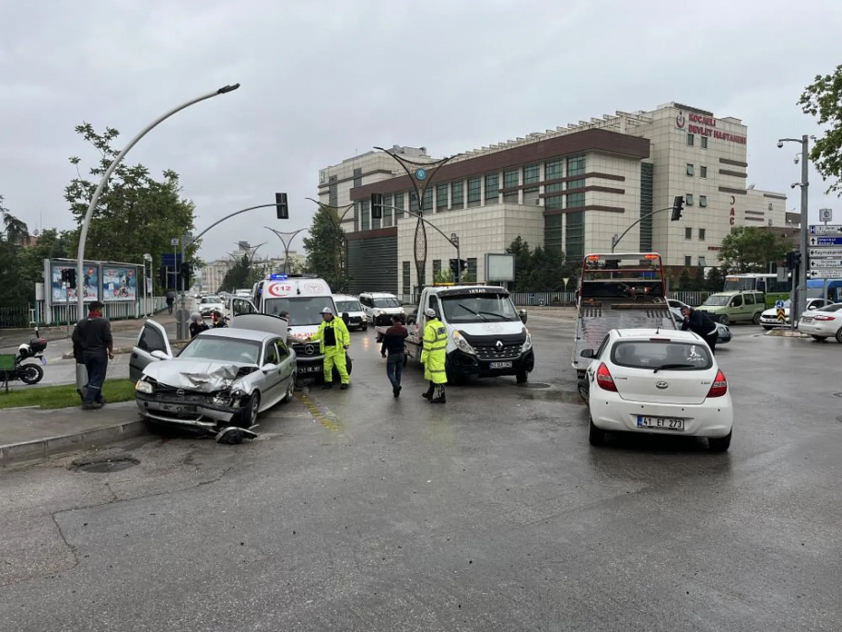 Kavşakta otomobiller çarpıştı: 3 yaralı