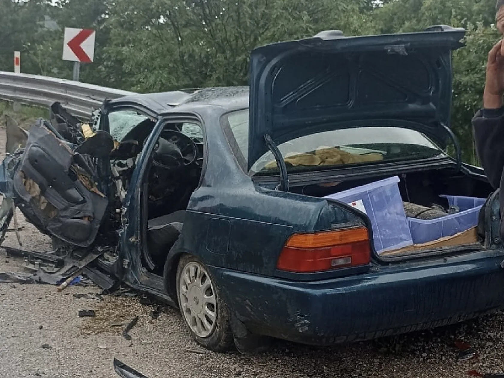 Feci trafik kazası: Tırın dorsesi otomobili biçti