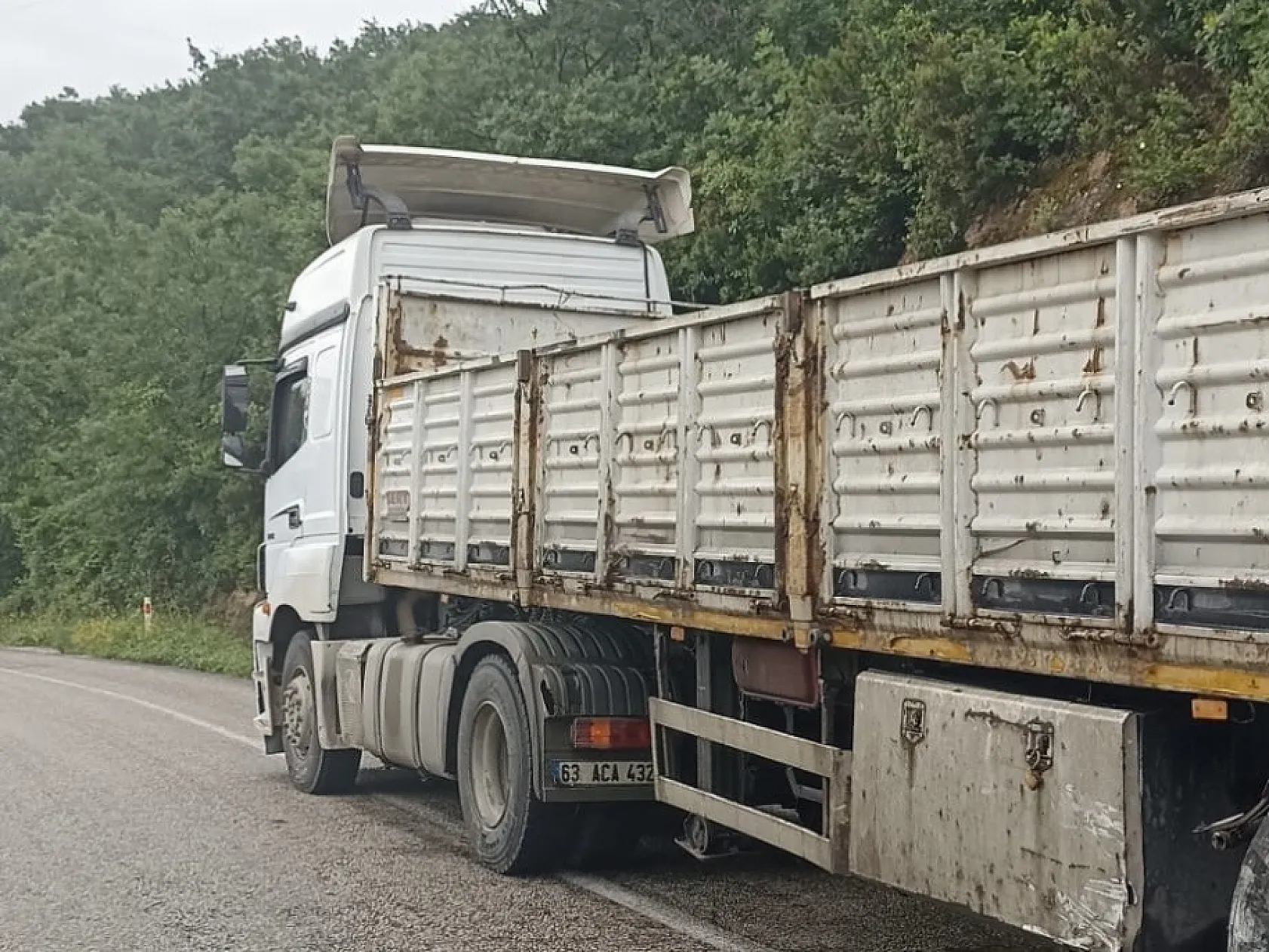 Feci trafik kazası: Tırın dorsesi otomobili biçti