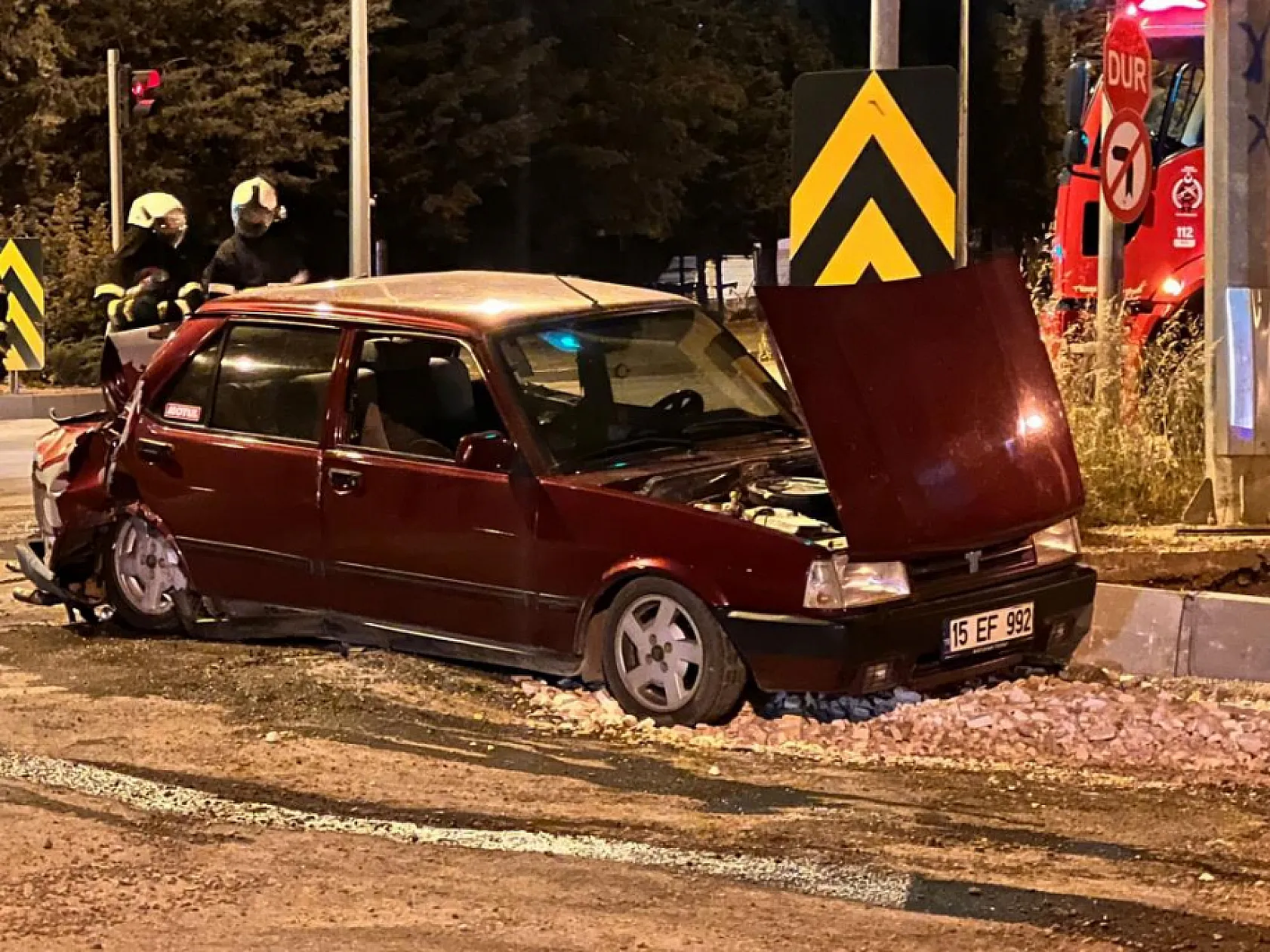 Kırmızı ışıkta bekleyen otomobile kamyon çarptı: 2 kişi yaralandı, yol trafiğe kapatıldı