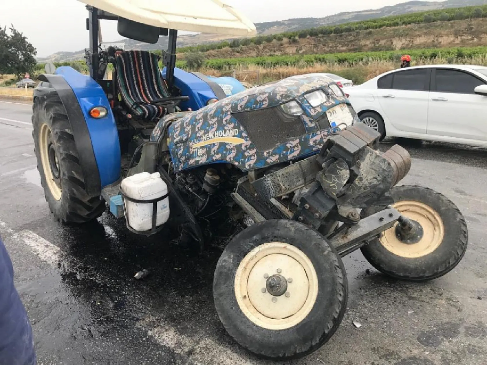 4 aracın karıştığı kazada traktör ortadan 2'ye bölündü