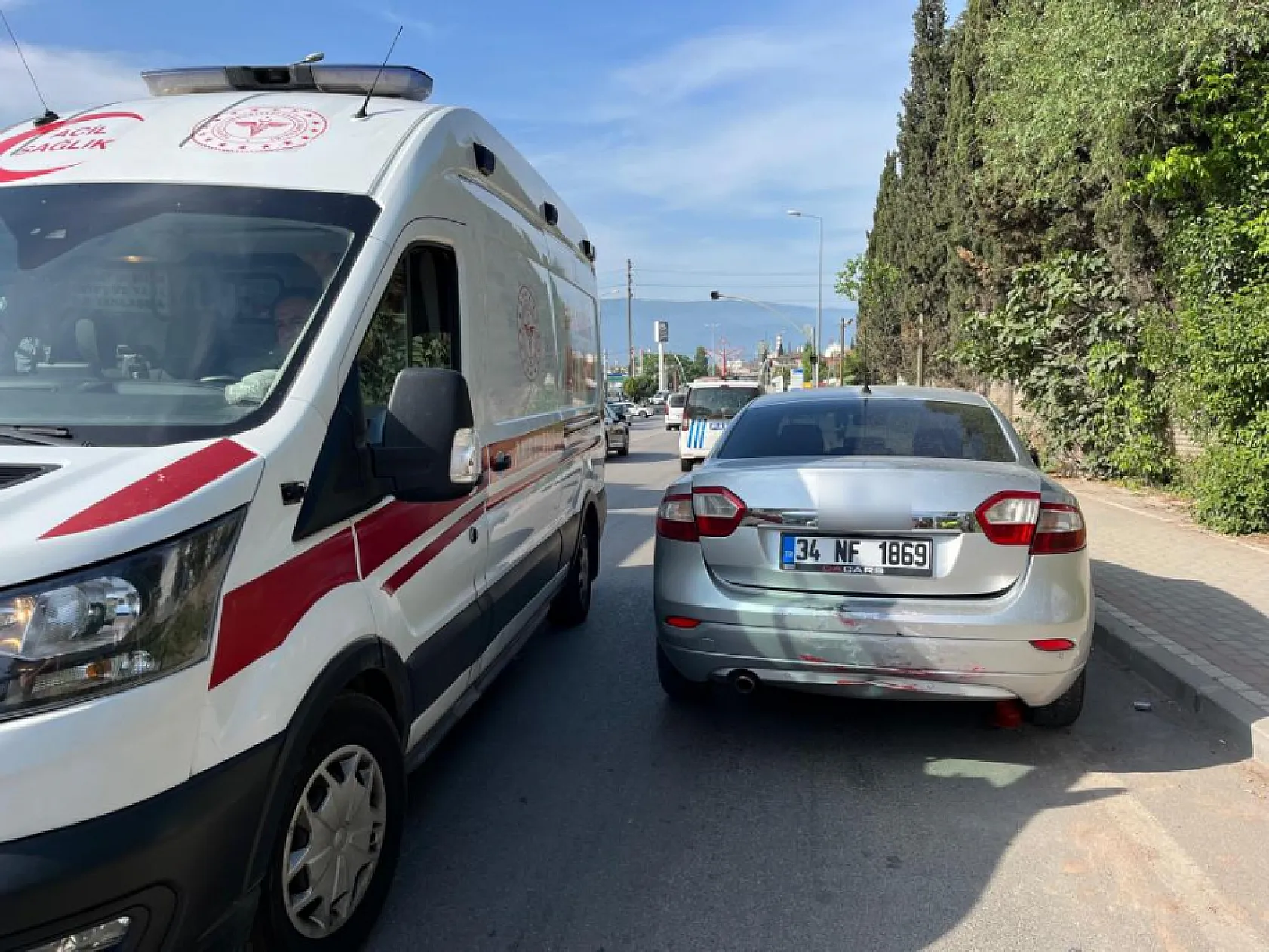 Yolun karşısına geçmeye çalışan kadına otomobil çarptı