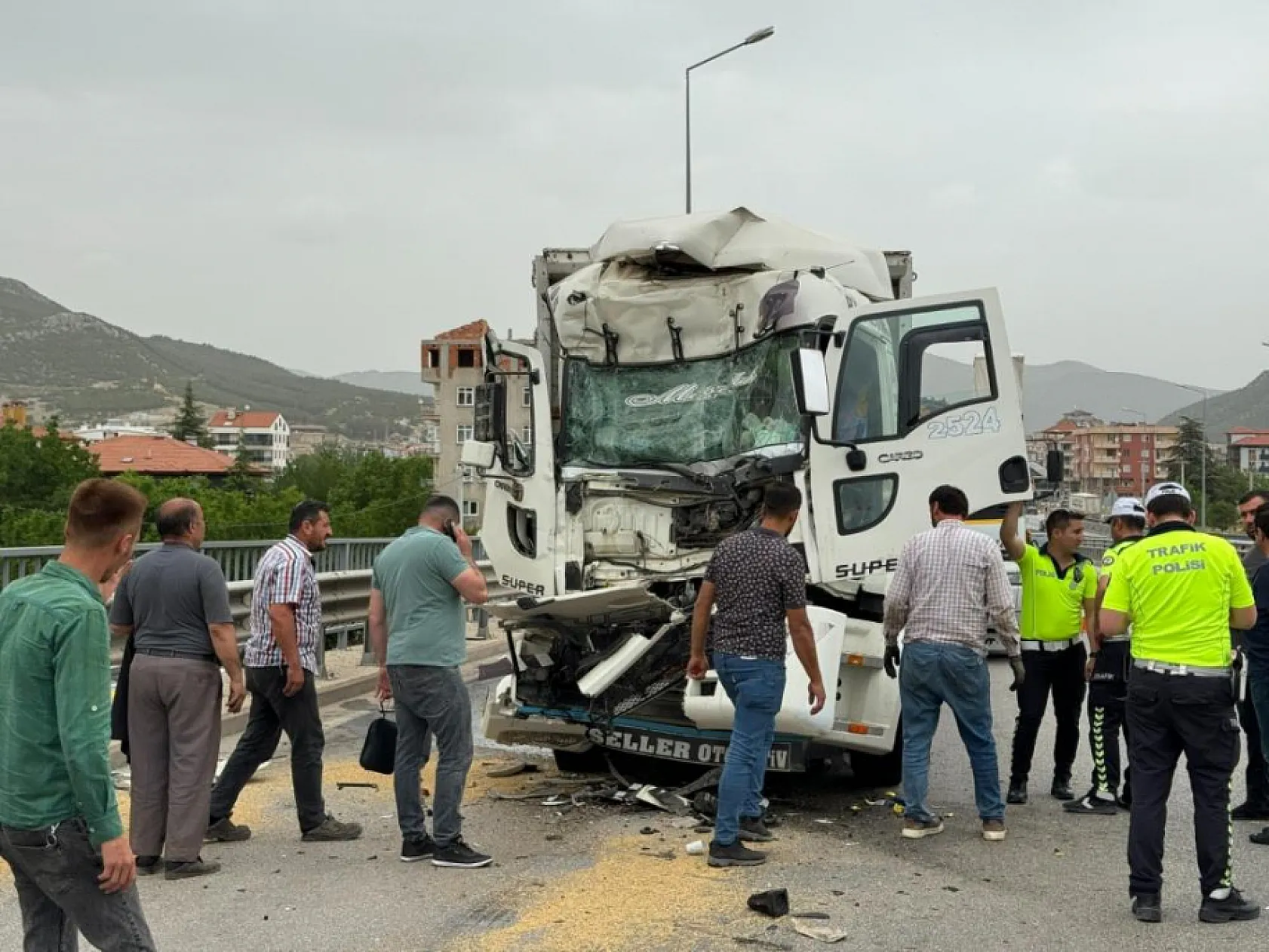 Tıra arkadan çarpan kamyon sürücüsü yaralandı