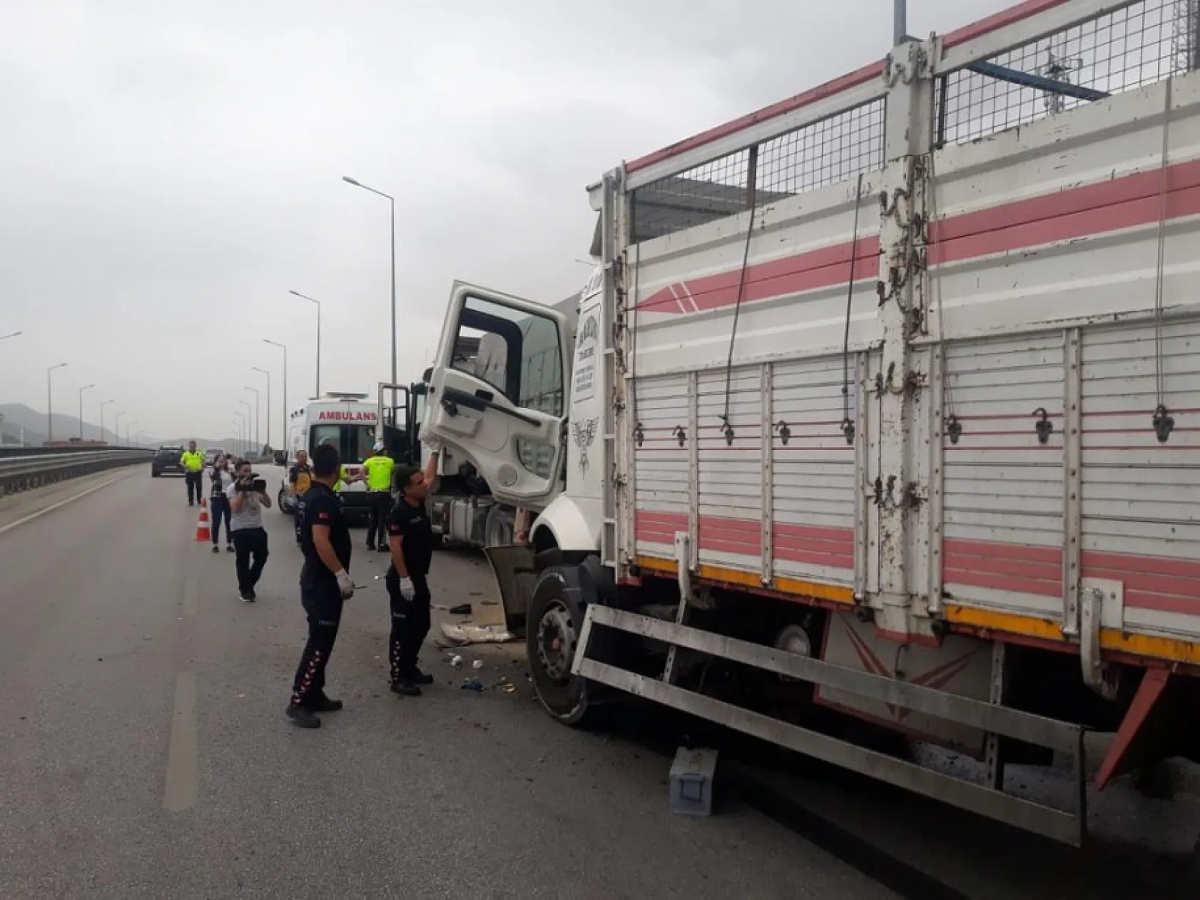 Tıra arkadan çarpan kamyon sürücüsü yaralandı