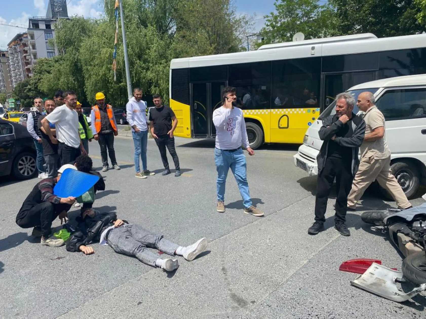 İlginç kaza: Motosiklet sürücüsü çarptığı aracın arka camından içeriye girdi