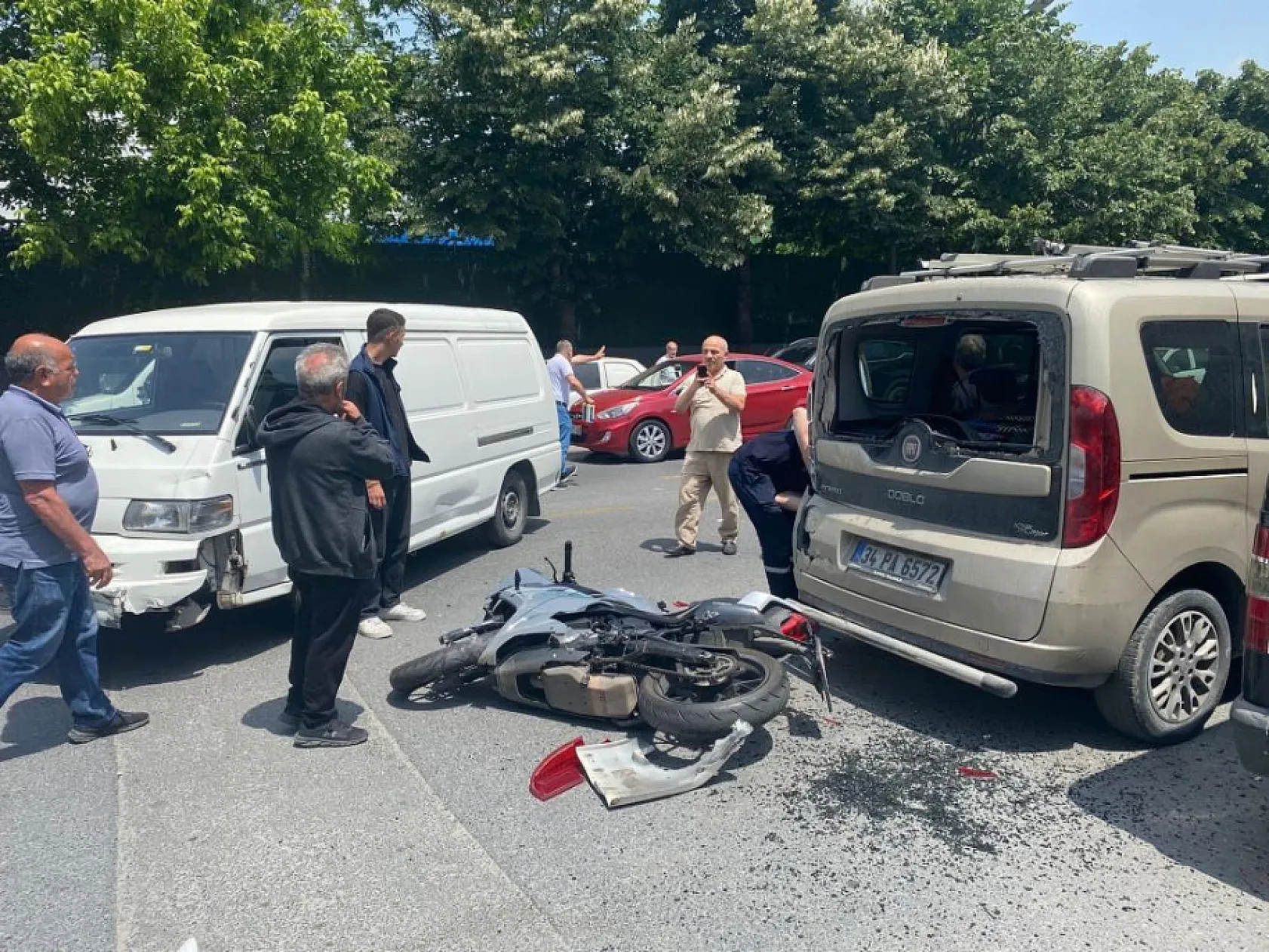 İlginç kaza: Motosiklet sürücüsü çarptığı aracın arka camından içeriye girdi