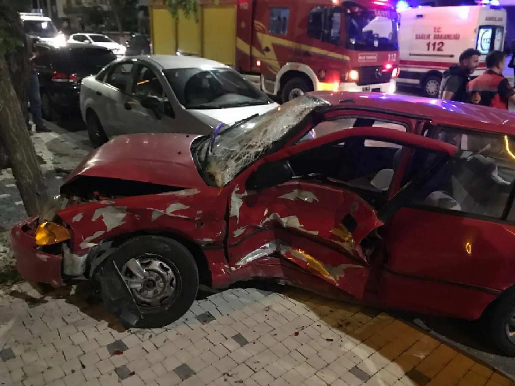 3 aracın karıştığı zincirleme kazada 1 kişi hayatını kaybetti, 6 kişi yaralandı