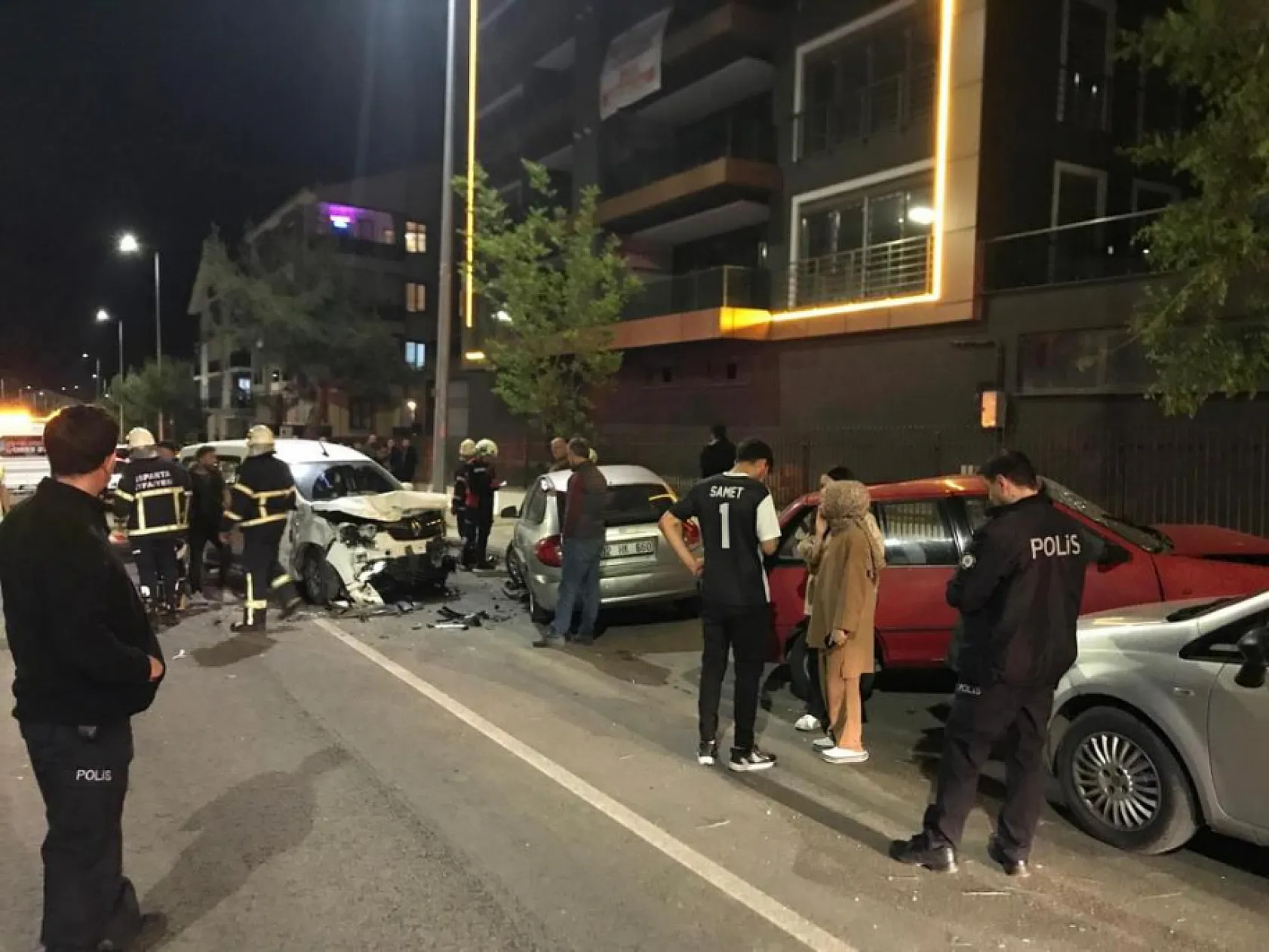 3 aracın karıştığı zincirleme kazada 1 kişi hayatını kaybetti, 6 kişi yaralandı