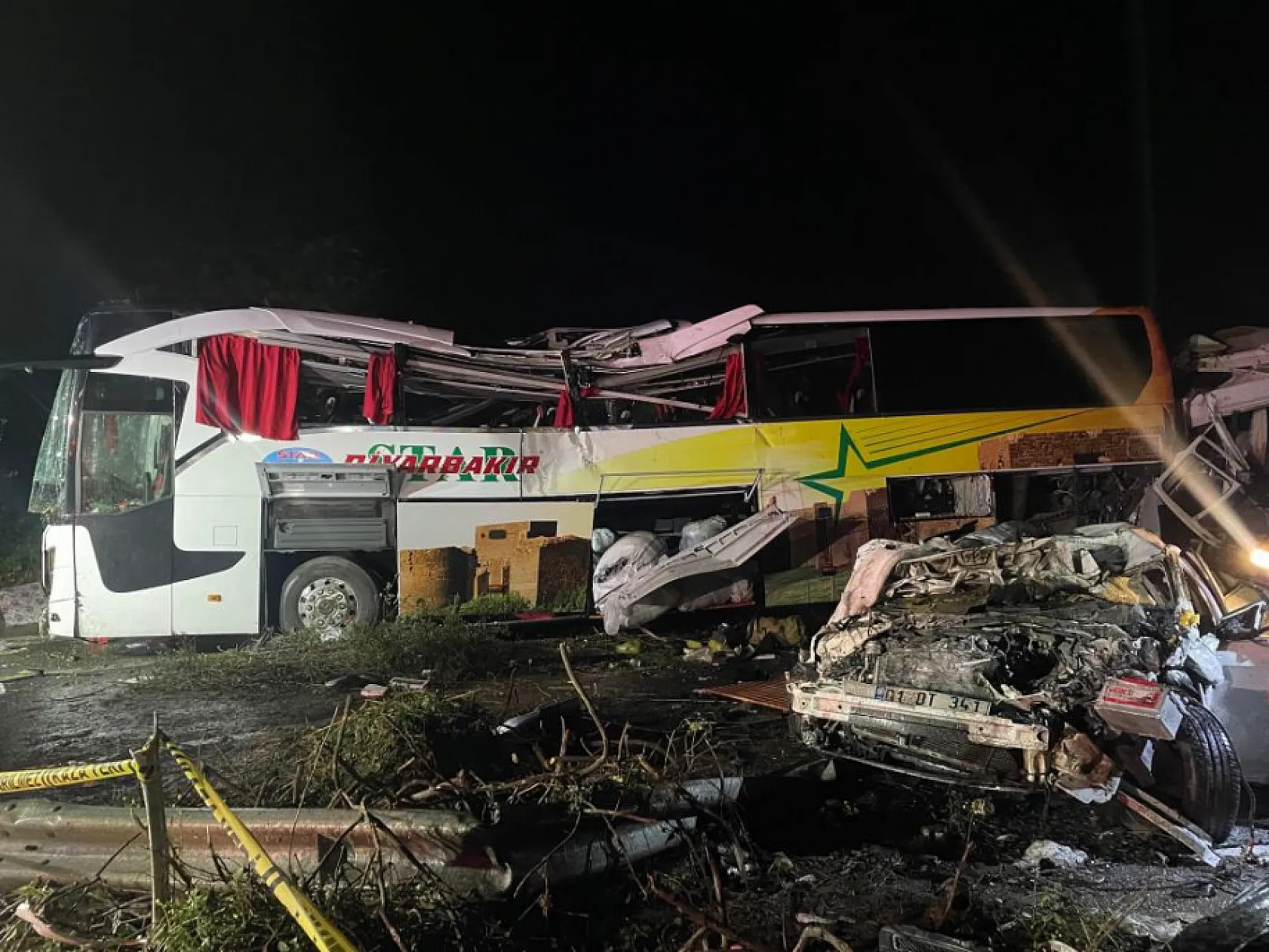 Katliam gibi kaza: 10 ölü, 30'dan fazla yaralı var
