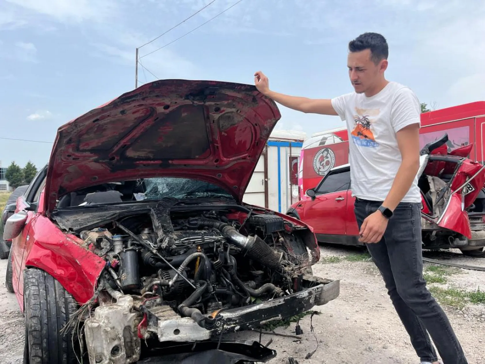 Önüne bir anda araç çıktı, arkadaşı ağır yaralandı, otomobili hurdaya döndü