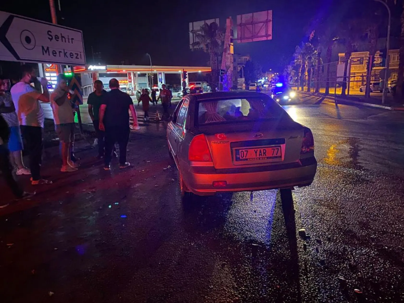 Otomobil ile ticari araç kavşakta çarpıştı: 3 yaralı