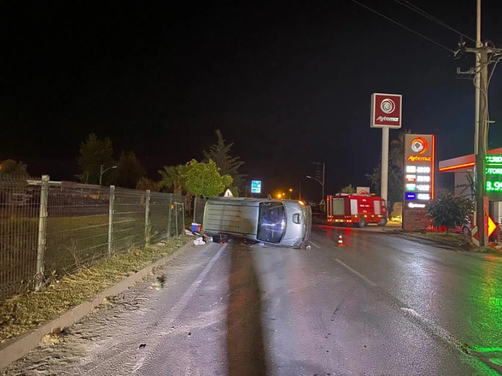 Otomobil ile ticari araç kavşakta çarpıştı: 3 yaralı