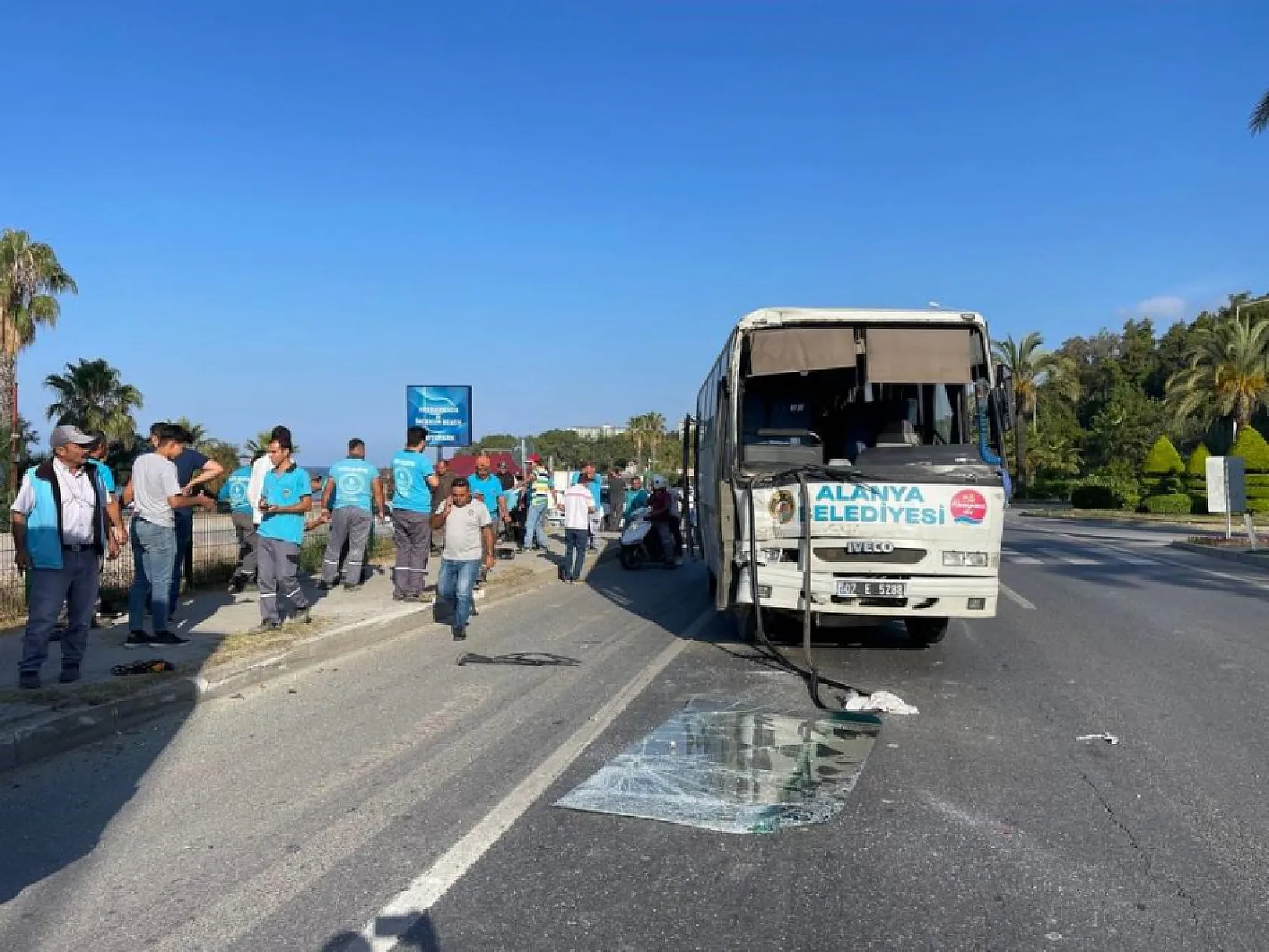 Belediye ve otel personelini taşıyan araçlar çarpıştı: 6 yaralı