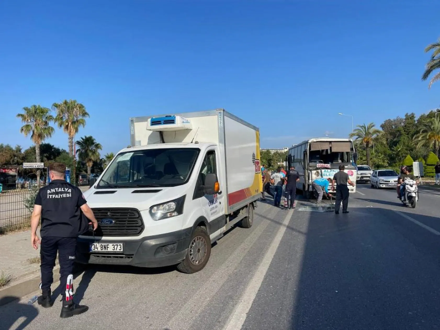 Belediye ve otel personelini taşıyan araçlar çarpıştı: 6 yaralı