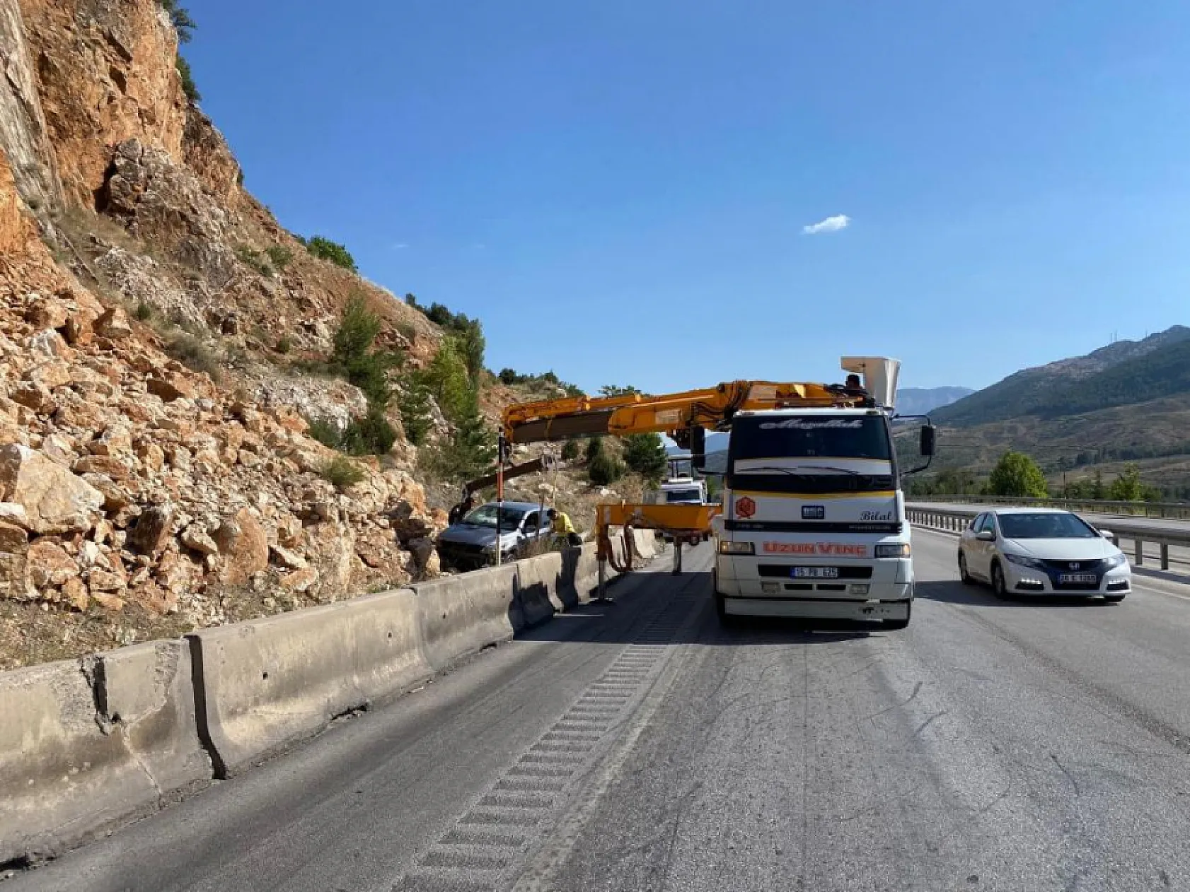 Burdur-Antalya yolunda kaza: Kontrolden çıkan otomobil bariyeri aşıp kayalıklara çarptı