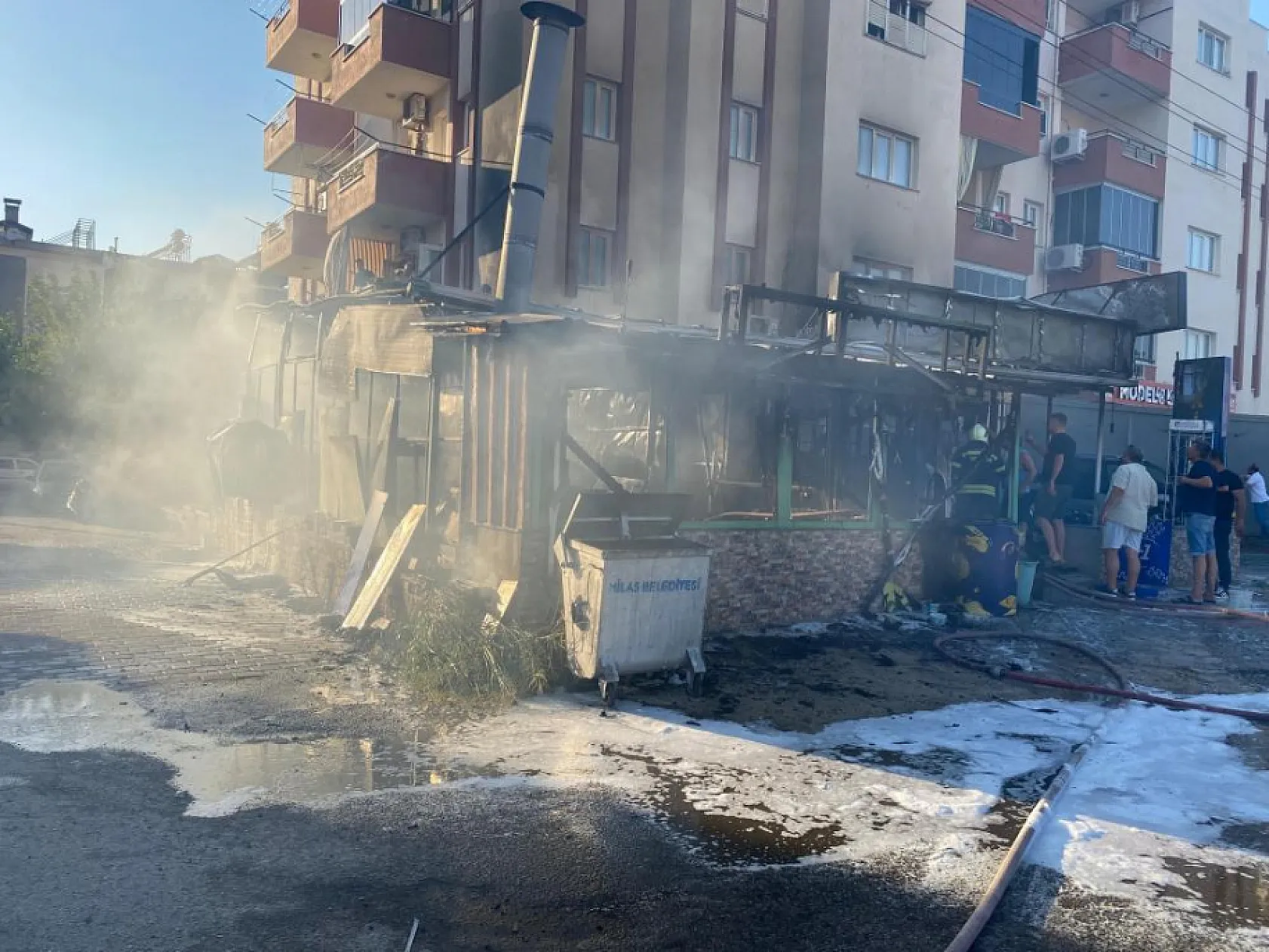 Milas'ta çıkan yangında iş yeri küle döndü