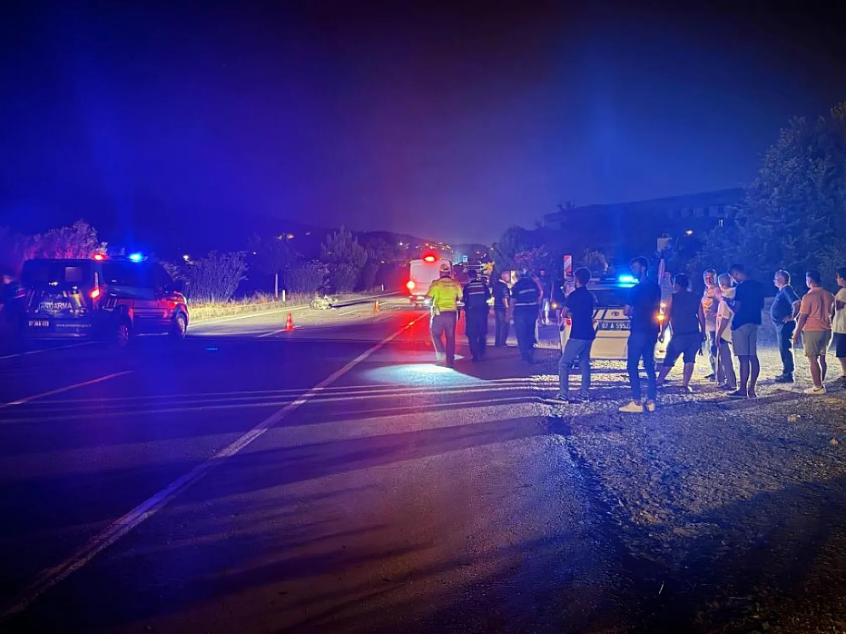 Trafik Kazası Faciası: Motosikletli Gence İki Araç Çarpıp Hayatını Kaybetti
