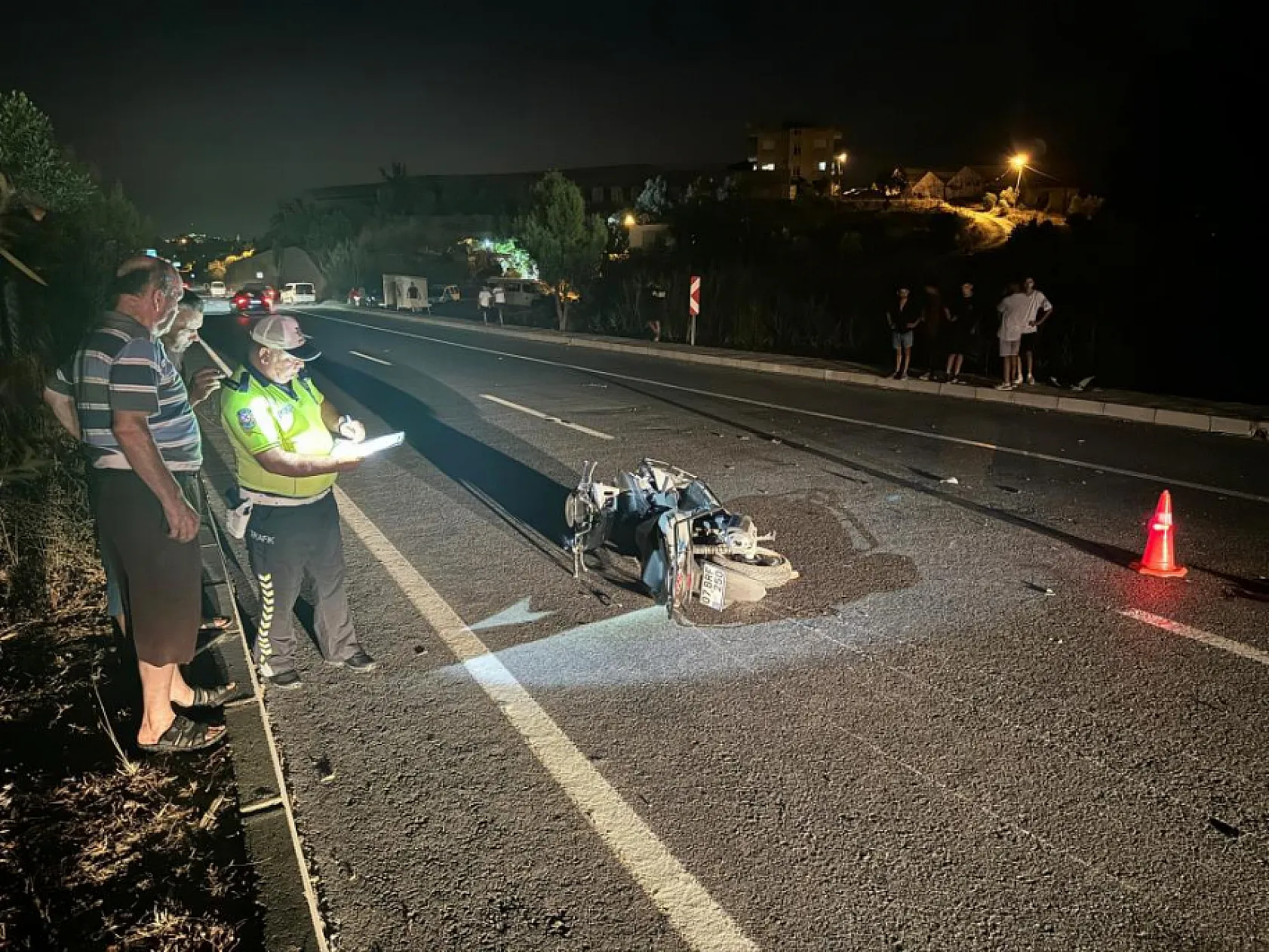 Trafik Kazası Faciası: Motosikletli Gence İki Araç Çarpıp Hayatını Kaybetti